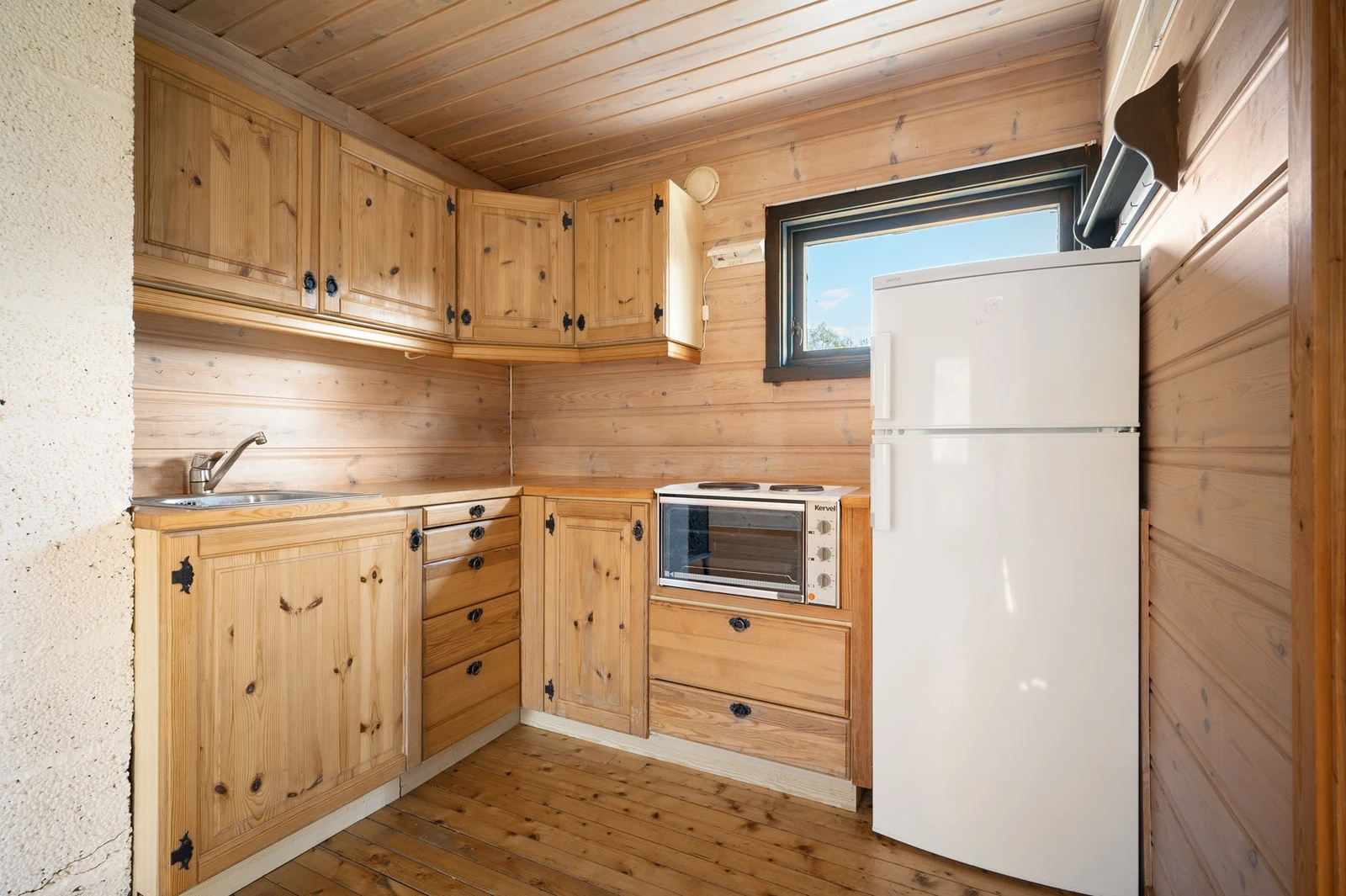 Kjøkkeninnredning med profilerte fronter og benkeplate i heltre Galleribilde