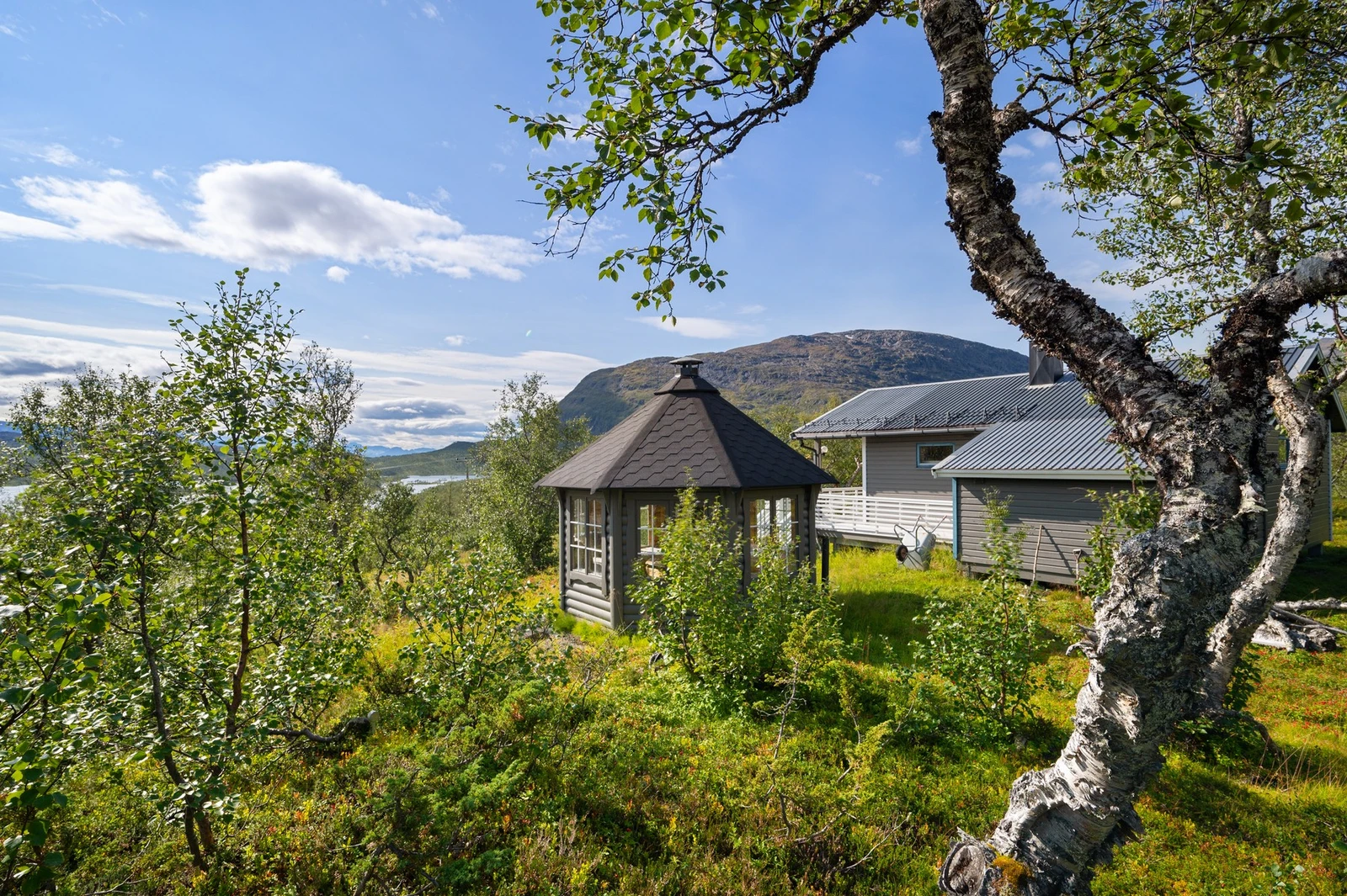 Beliggende høyt i terrenget har du flott utsikt fra eiendommen Galleribilde