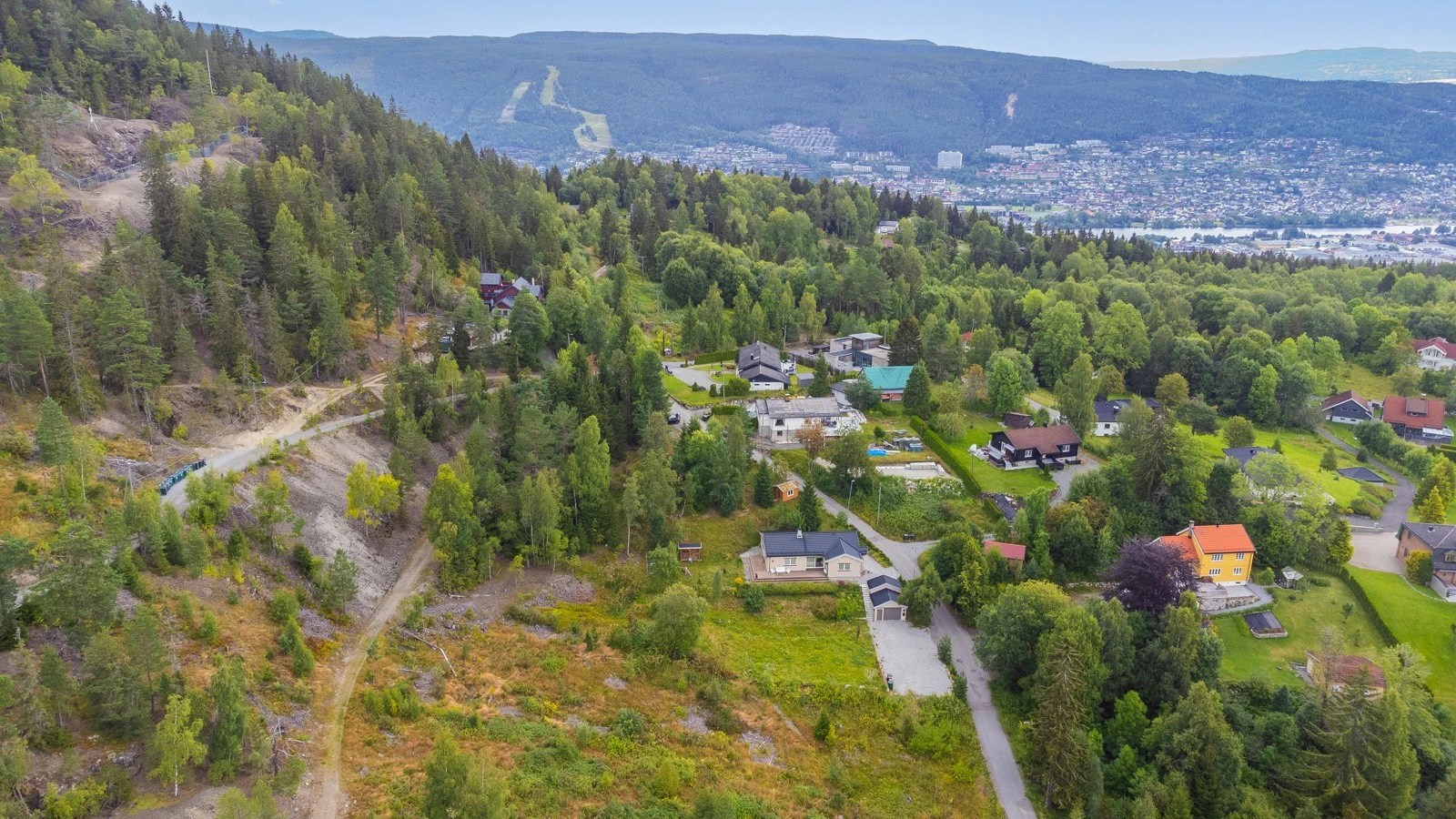 Drammen synlig i bakgrunnen. Galleribilde