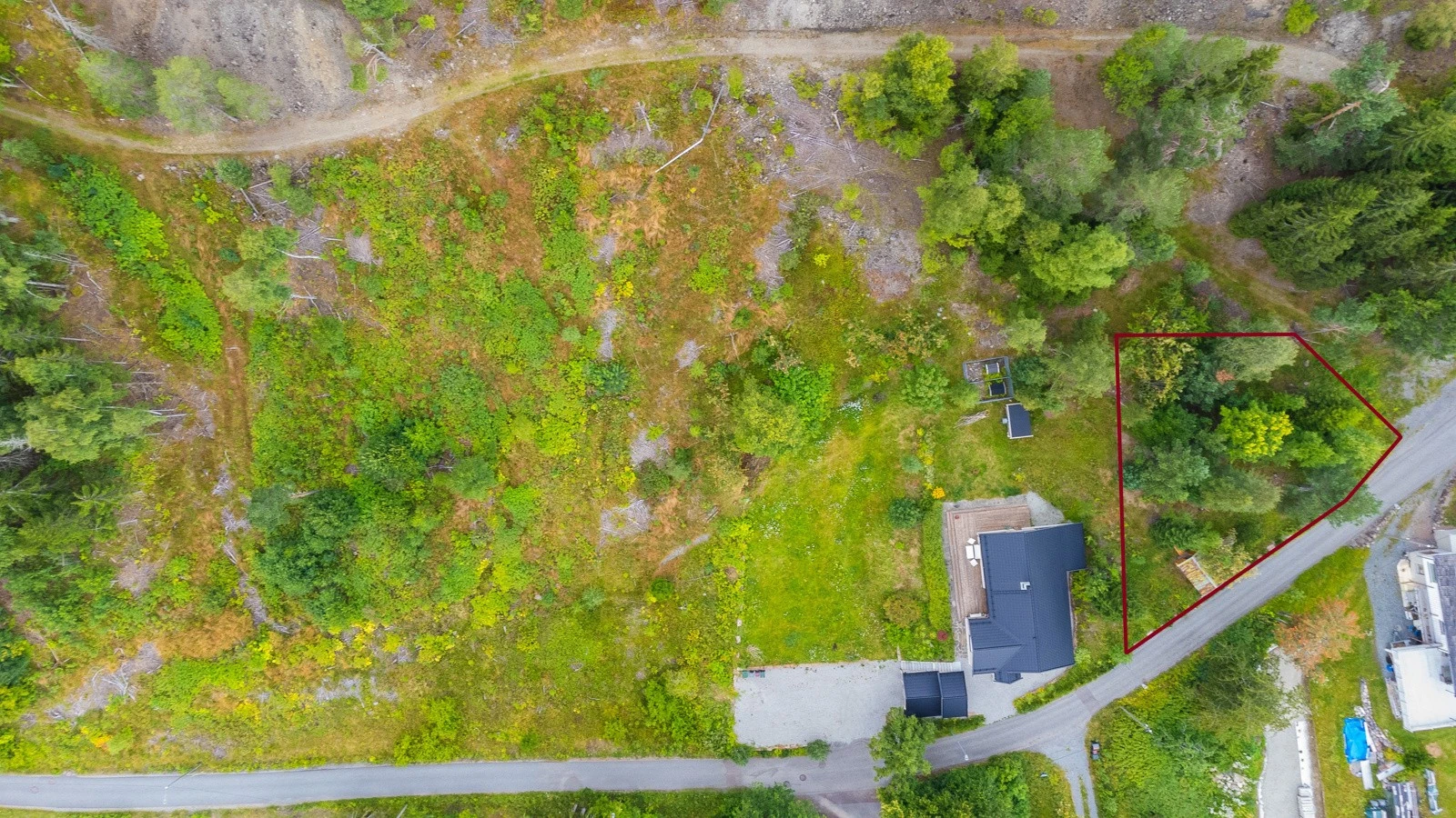 Tomten har umiddelbar nærhet til flotte turområder. Grensene som er tegnet inn er kun ment som illustrasjon. Galleribilde