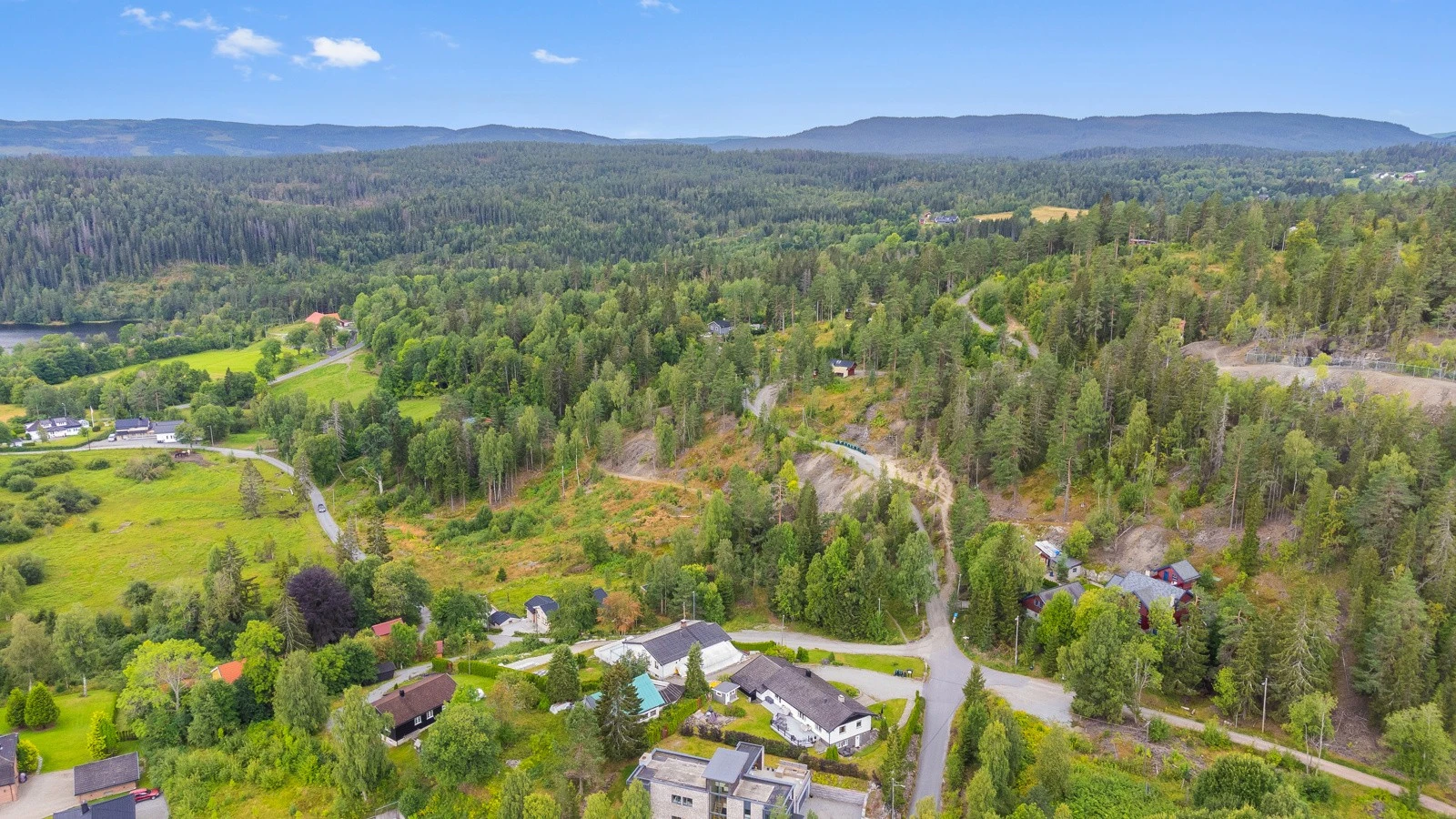 Skiløypa går nær tomtegrensen. Galleribilde