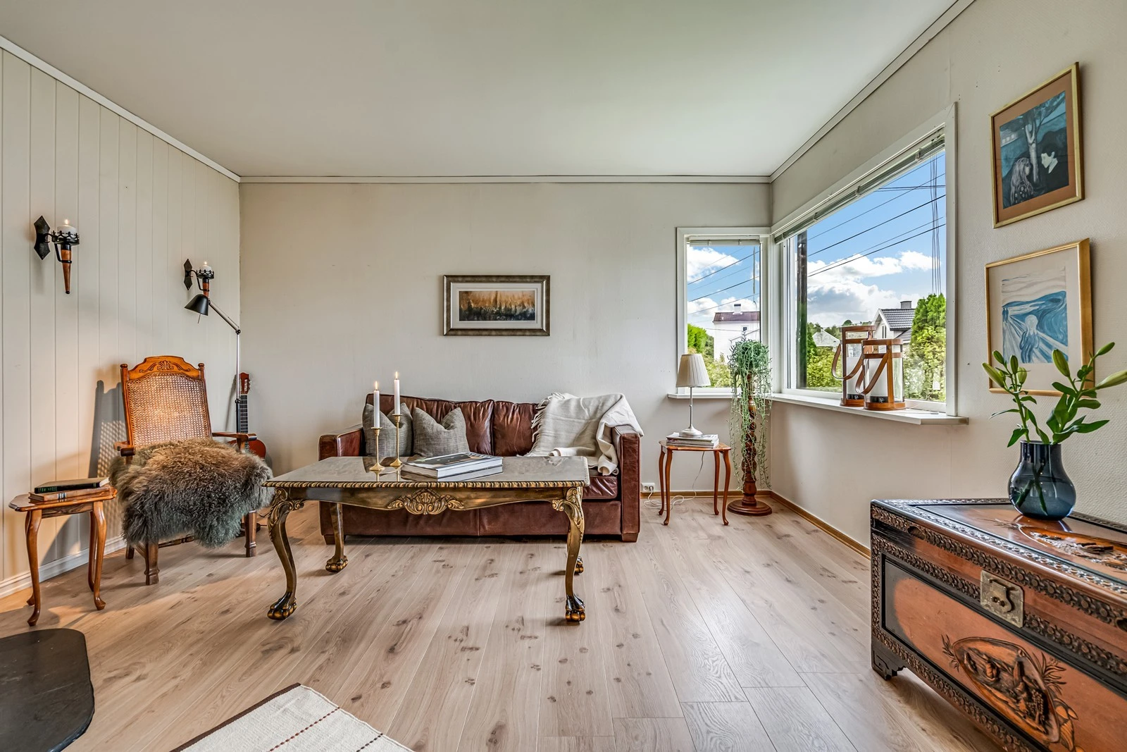 Stuen fremstår som lett og møblere Galleribilde