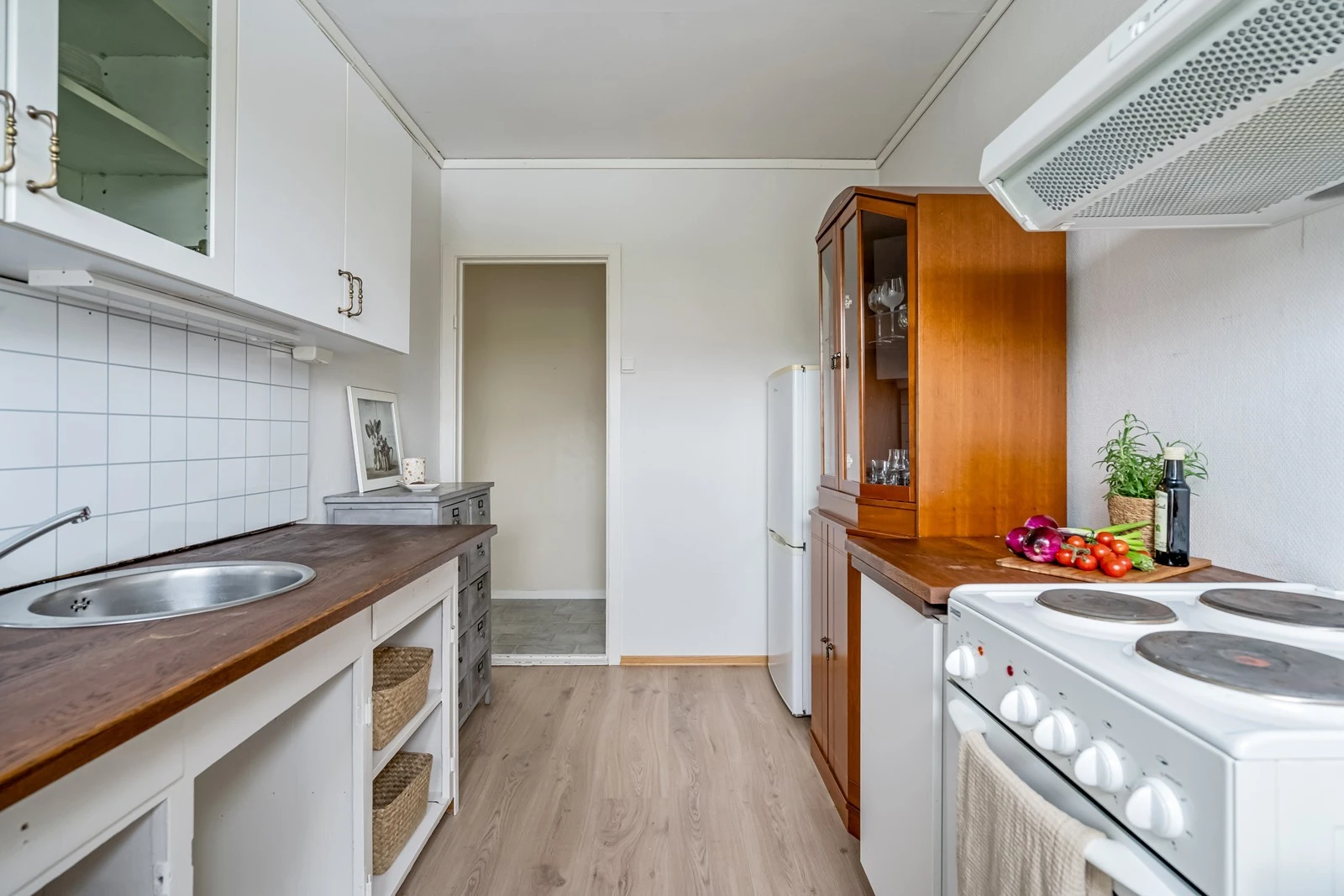 Kjøkken med god skap- og benkeplass Galleribilde