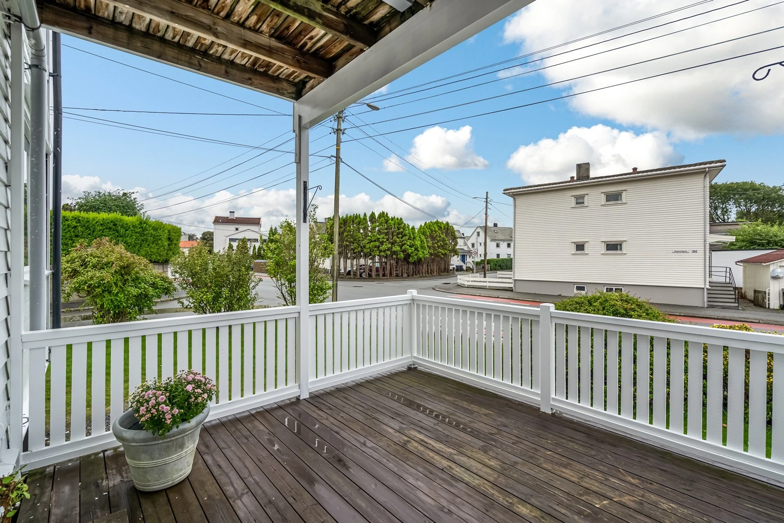 Delvis overbygget terrasse med meget god solforhold Galleribilde