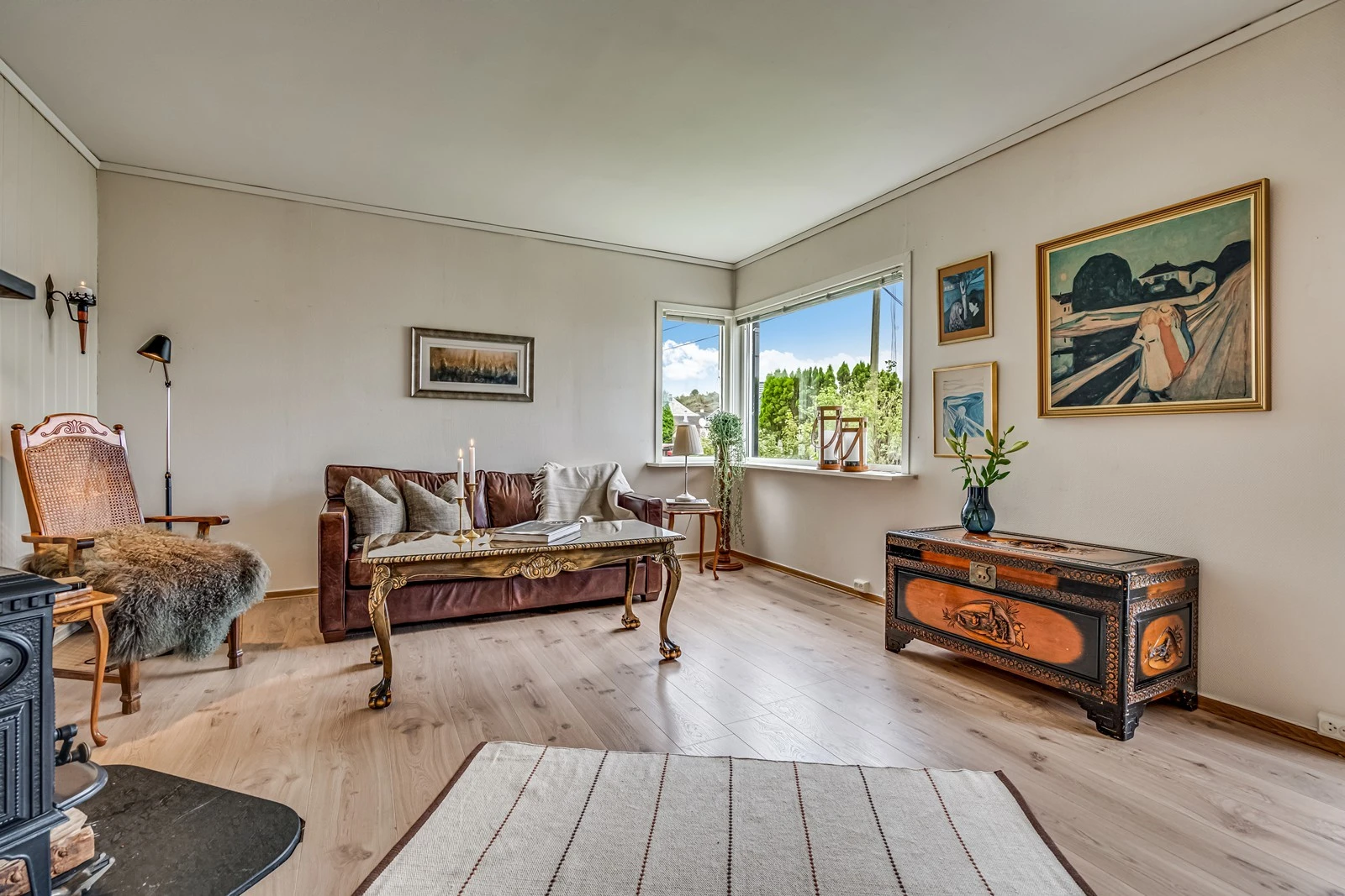 Stor stue med gode vindusflater Galleribilde