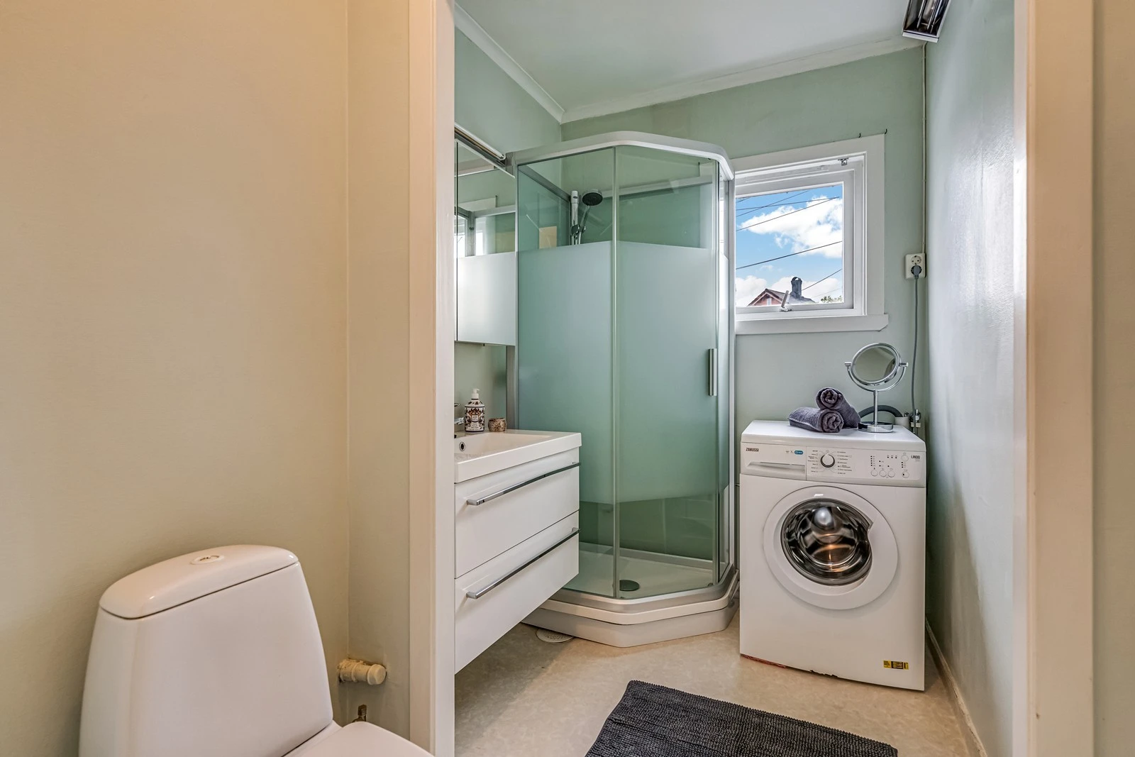 Baderom med dusj/vask/wc/utt. vaskemaskin Galleribilde