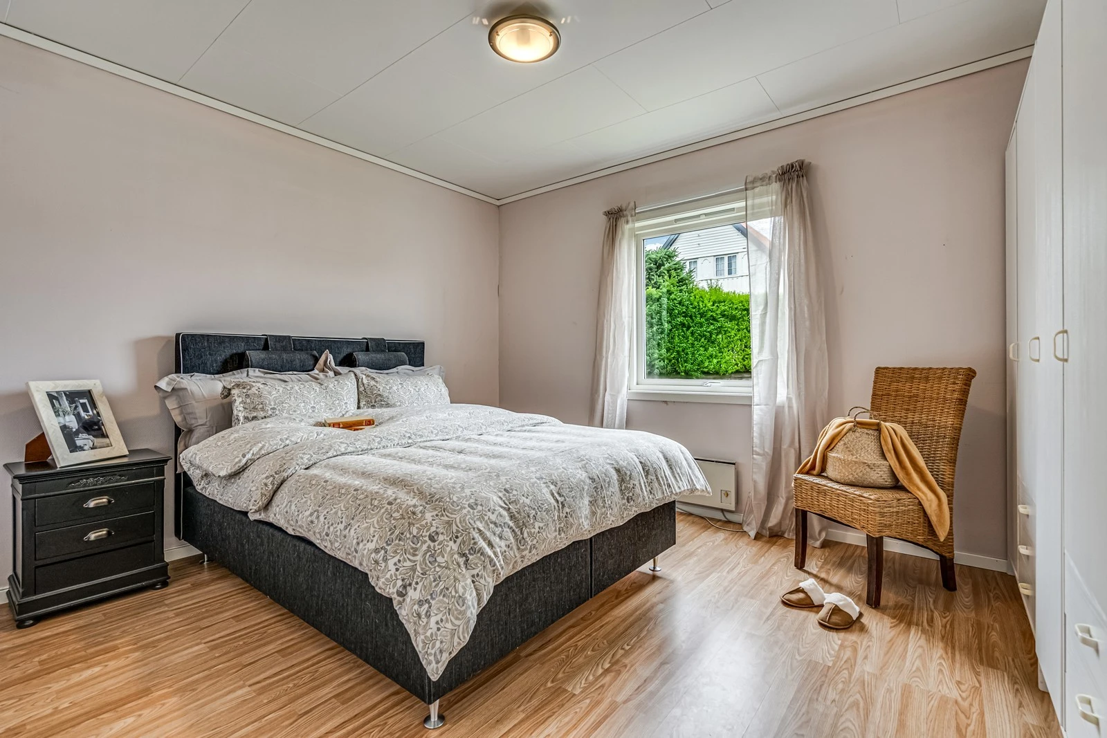 Lekkert soverom med god garderobeplass Galleribilde