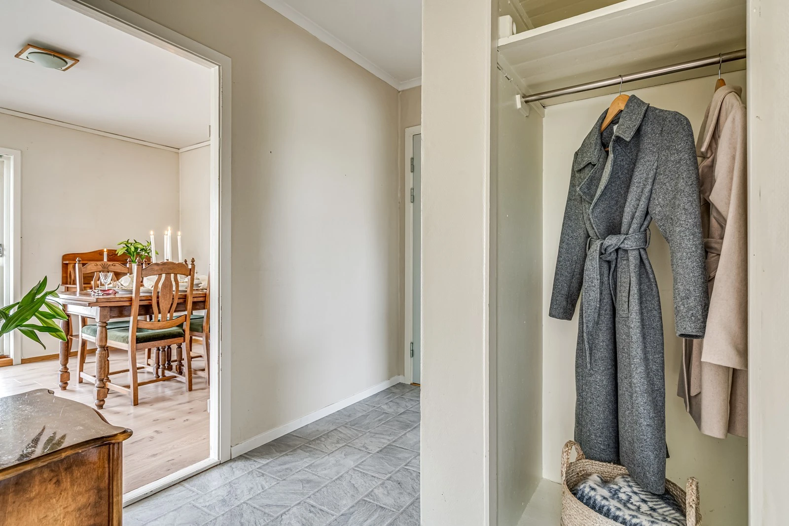 Hall med garderobe Galleribilde