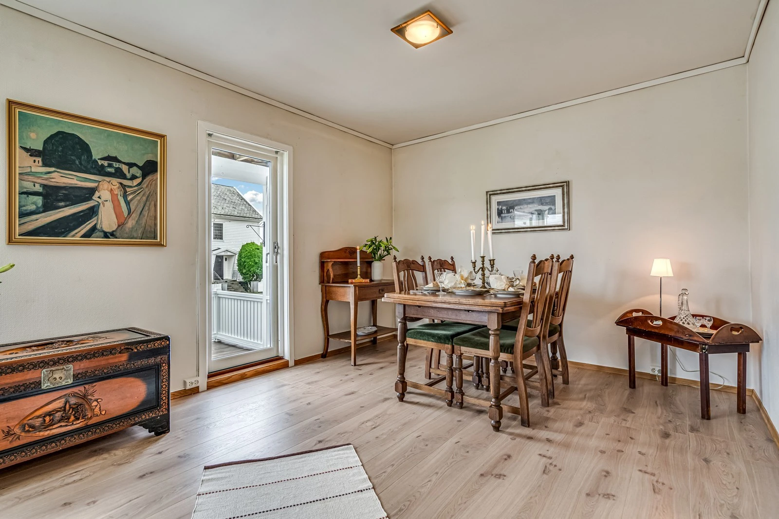 Fra stuen er utgang til delvis overbygget terrasse Galleribilde