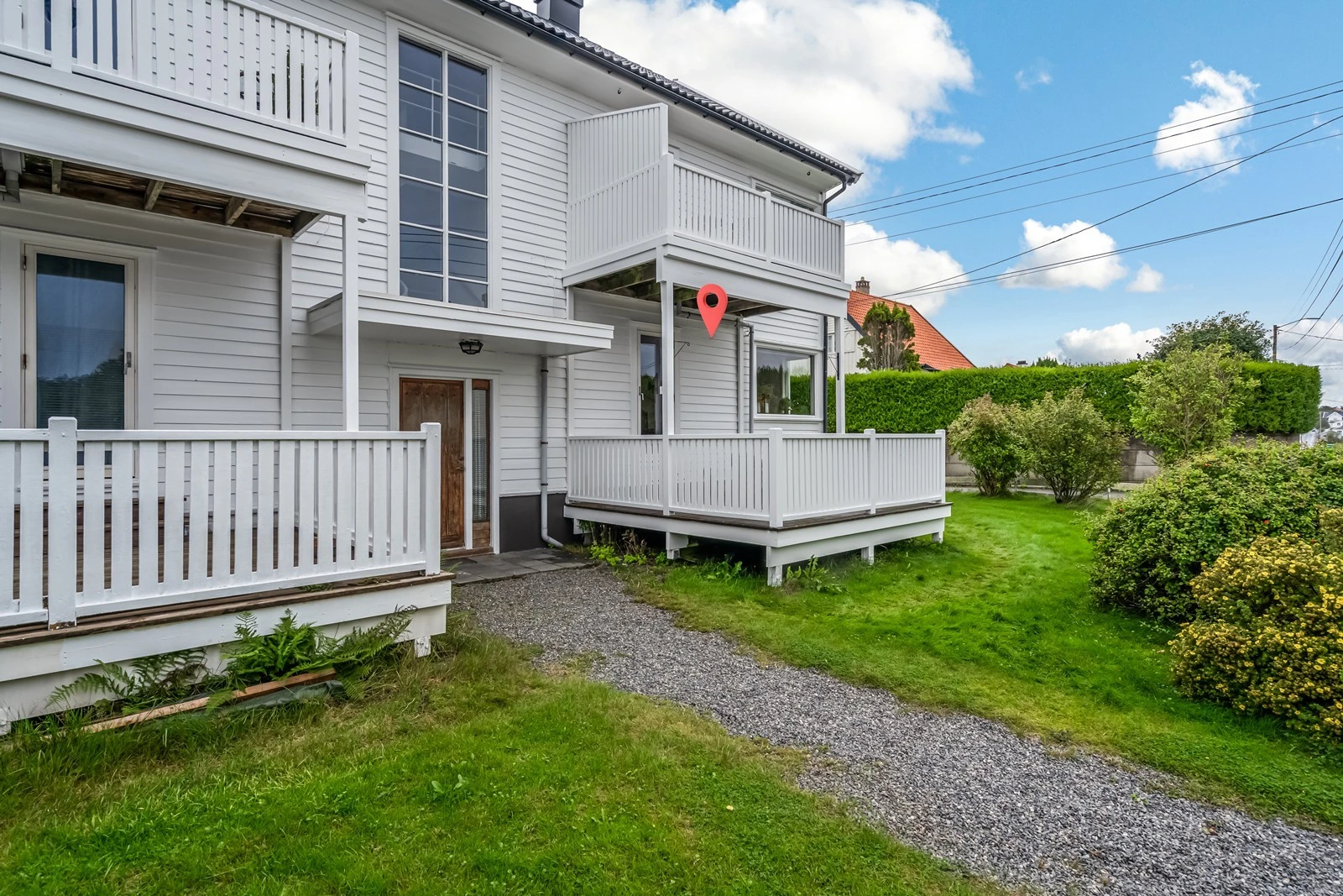 Lett adkomst og pene utearealer Galleribilde