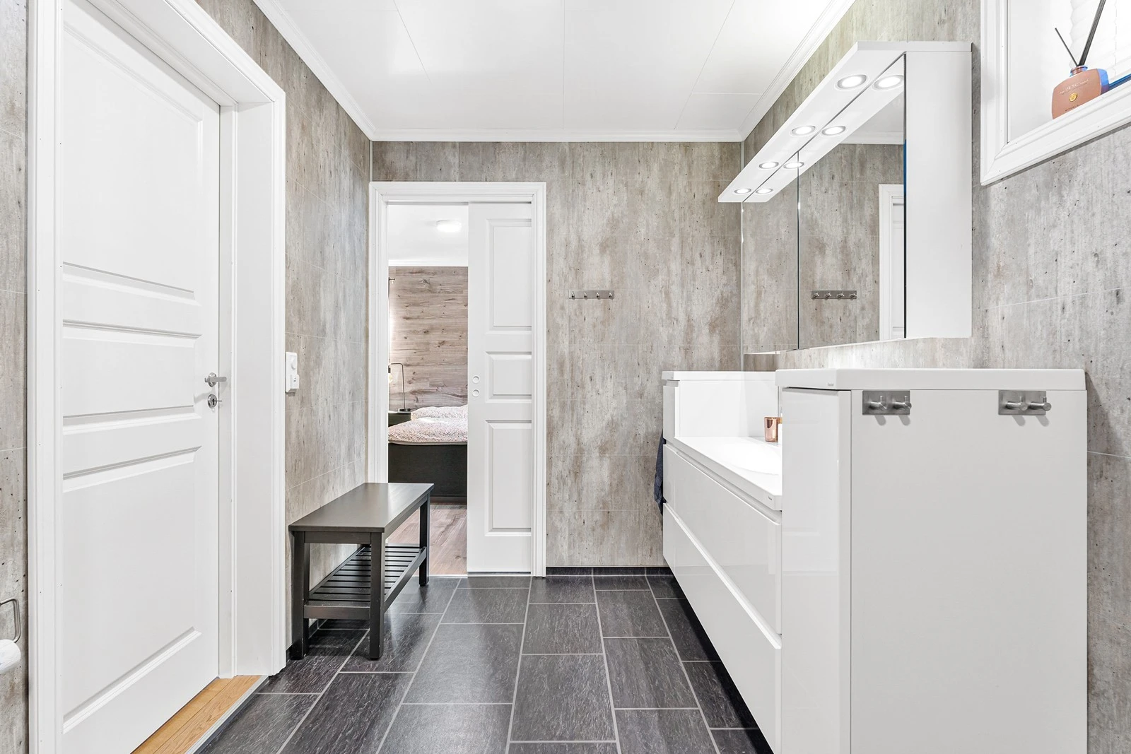 Badet er innredet med alt du trenger som innredning med nedfelt servant,veggmontert toalett og dusjvegger/hjørne. Galleribilde