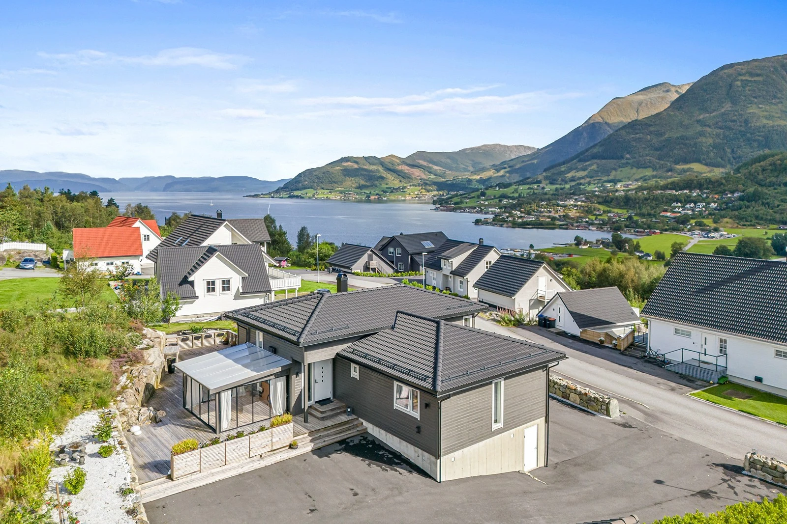 Boligfeltet er etablert de seneste år stort sett med frittliggende eneboliger. Dette er et barnevennlig byggefelt med stor tomt hvor det er god boltreplass for store og små, både ute og inne. Galleribilde
