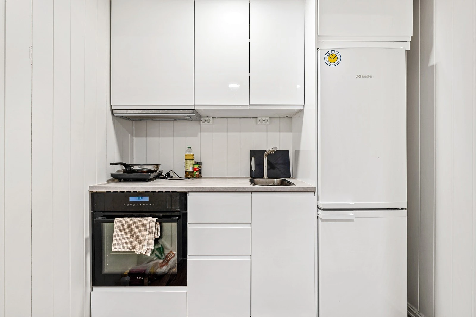 Denne bruker hele etasjen og består av gang, kjellerstue, bad, teknisk rom, bod, 2 stk. soverom og kjøkken. Galleribilde