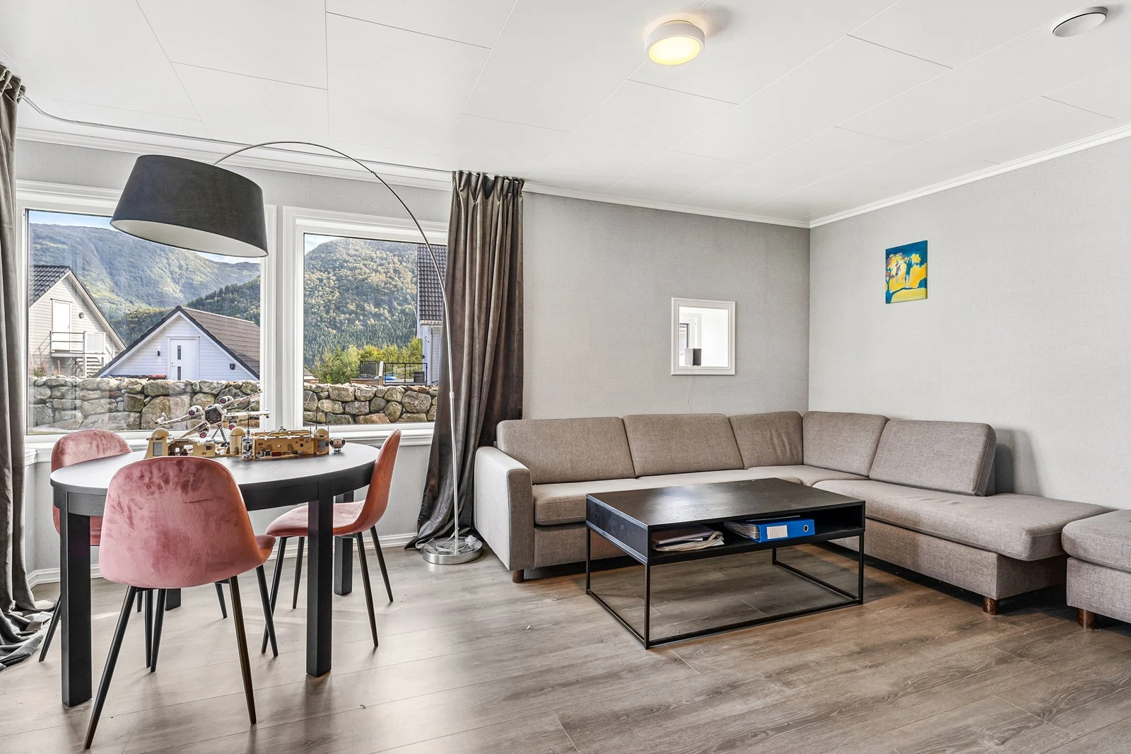 I kjelleretasjen er det etablert en separat utleiedel. Galleribilde