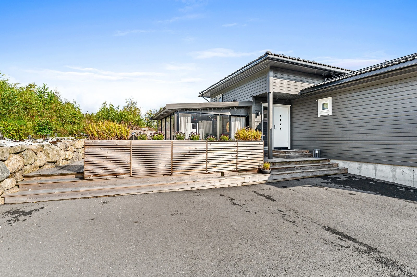 Her har man et fint opparbeidet uteområde med plen, busker og bed. Galleribilde