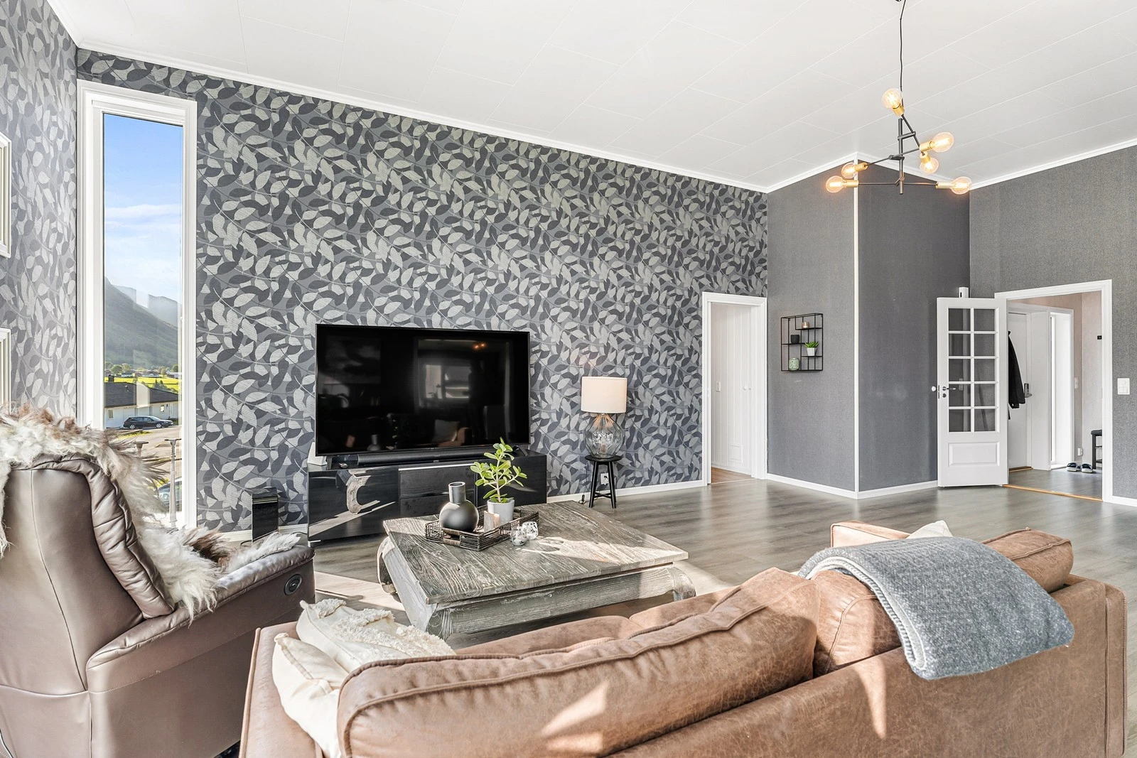 I oppholdsrommet er det høy kvalitet på overflatene. Galleribilde