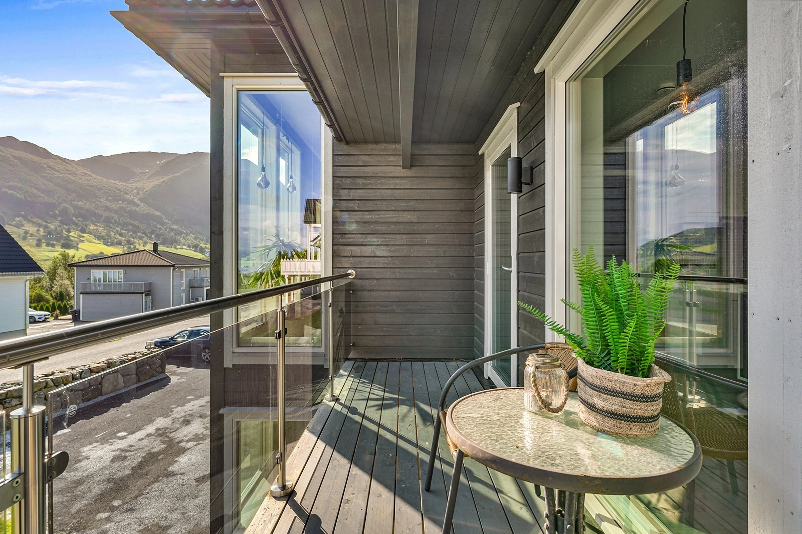 Overbygget med plass til cafésett. Galleribilde