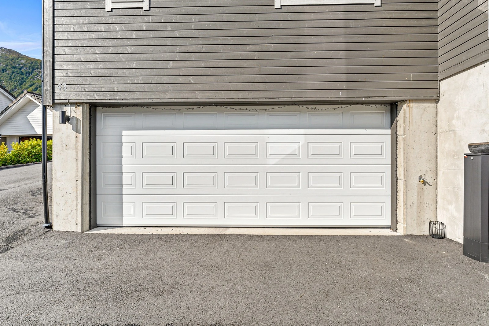 Det er parkeringsmuligheter i garasje og på tomt. Galleribilde