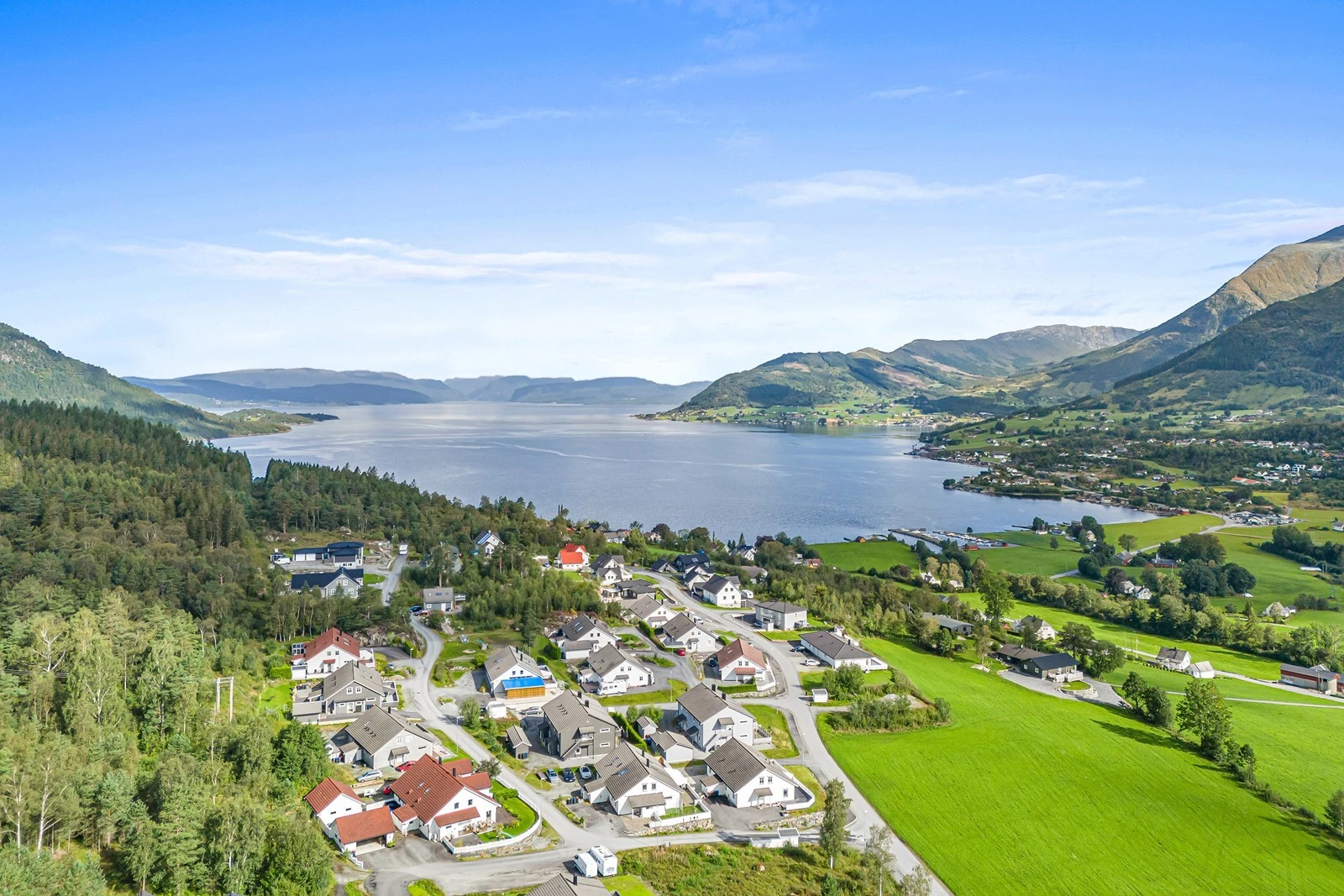 Det er parkeringsmuligheter i garasje og på tomt. Galleribilde