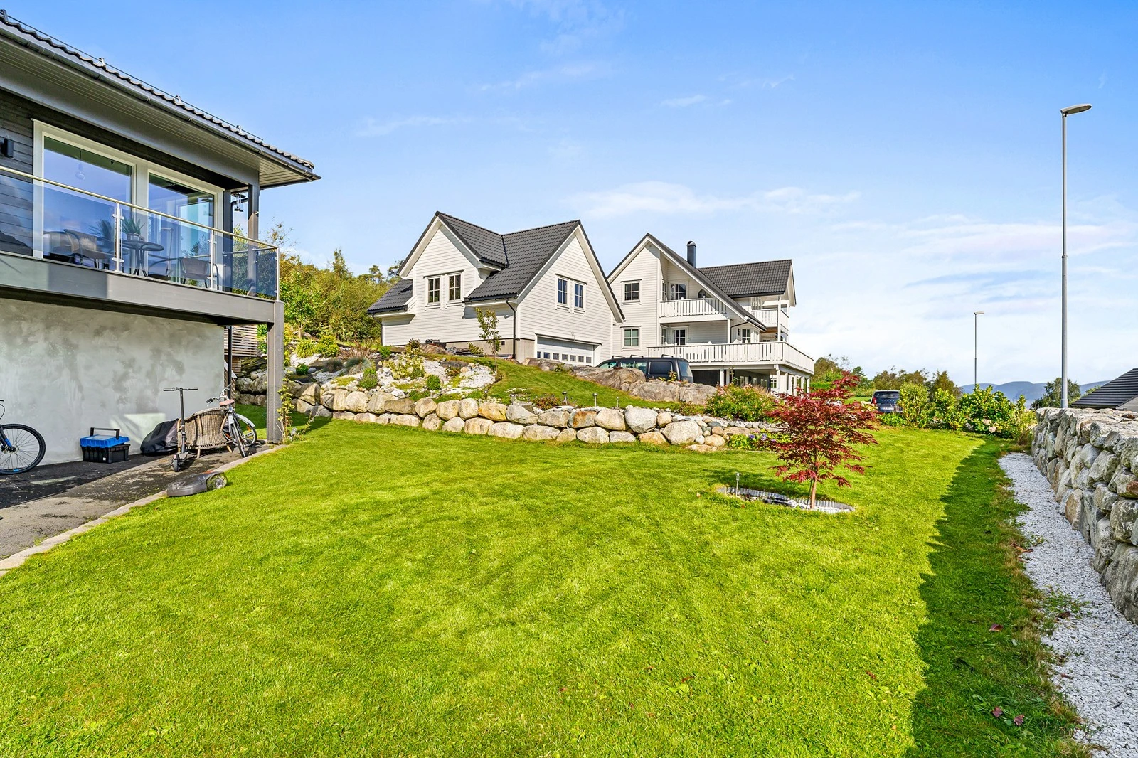 Brukervennlig hage med flat plen. Galleribilde