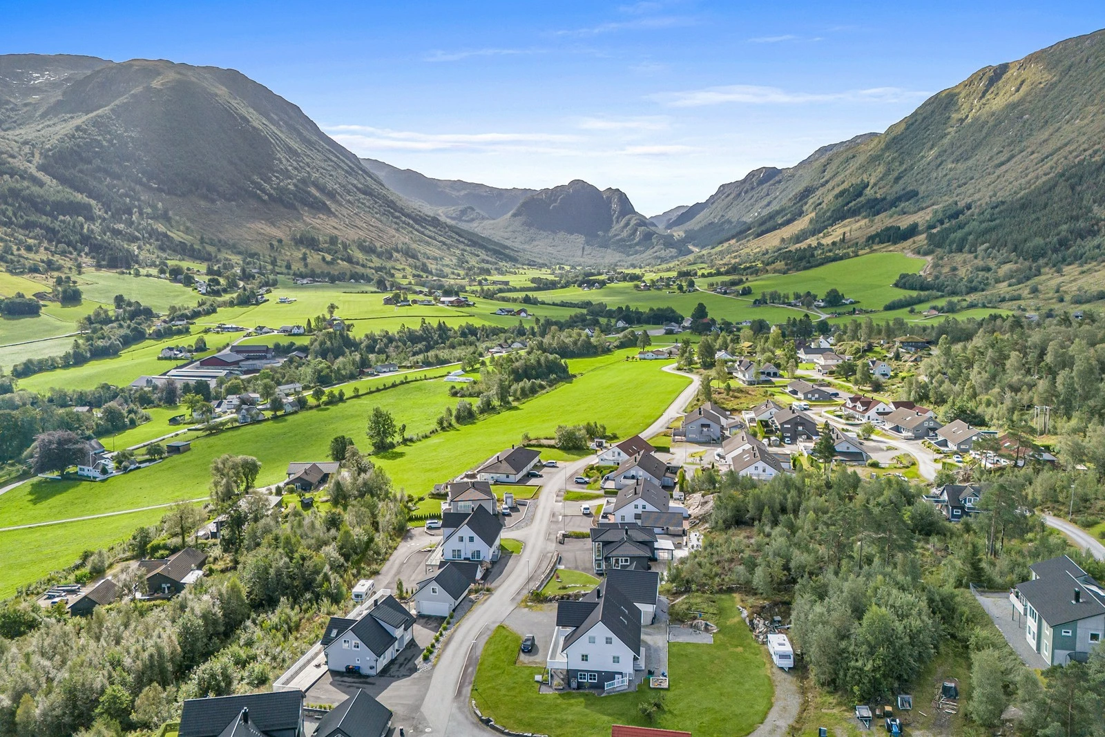 Kort vei til barnehage, skoler, aktivitetshall og ballbane. Galleribilde