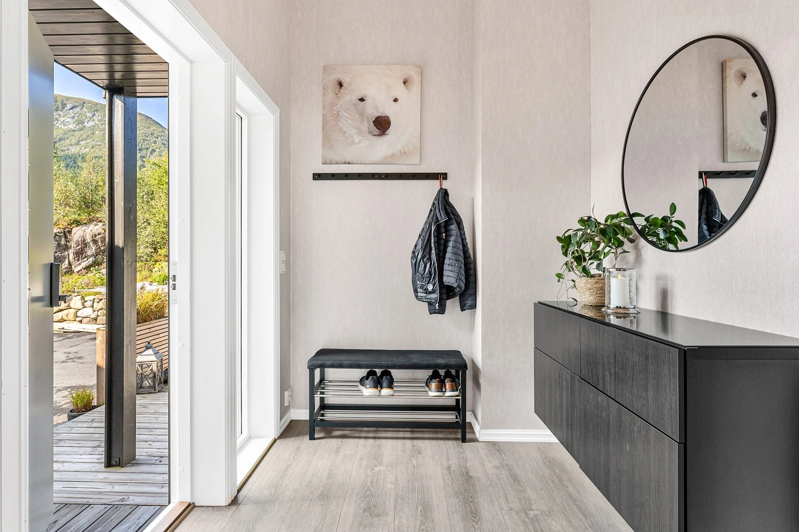 Det første som møter deg inne i boligen er en lys og trivelig entré hvor man enkelt kan henge fra seg yttertøy på oppheng. Galleribilde