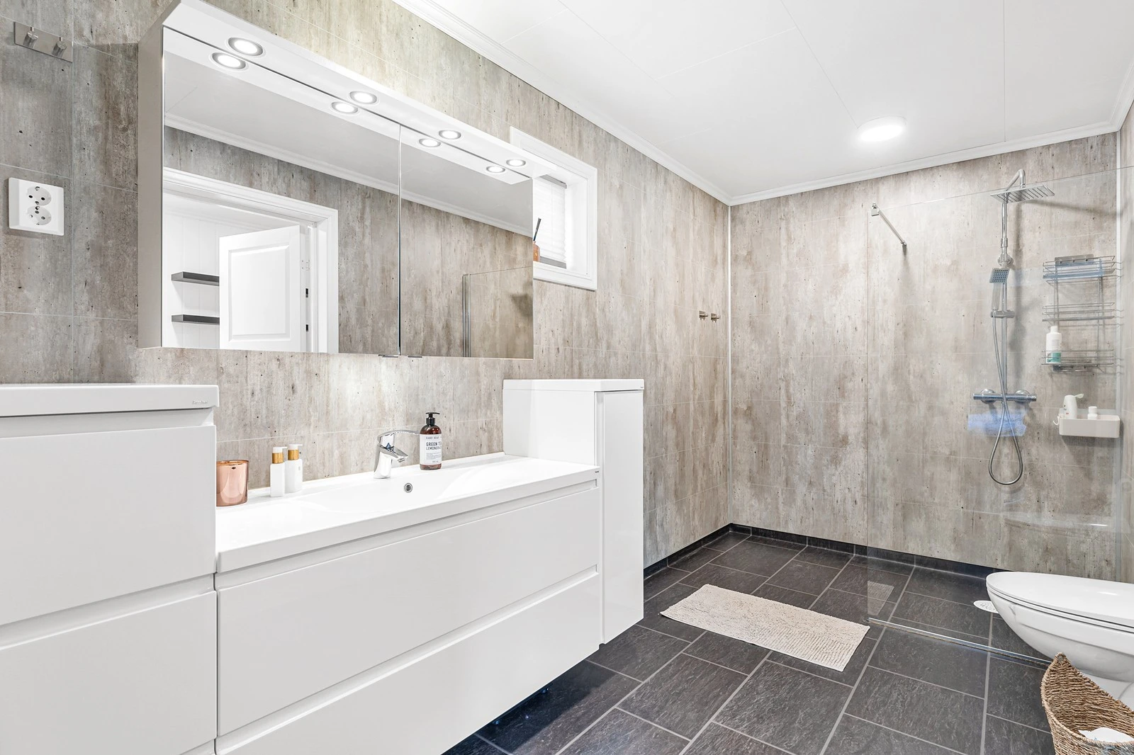 Etasjens baderom har vinylbelegg på gulvet og baderomsplater på vegger. Galleribilde