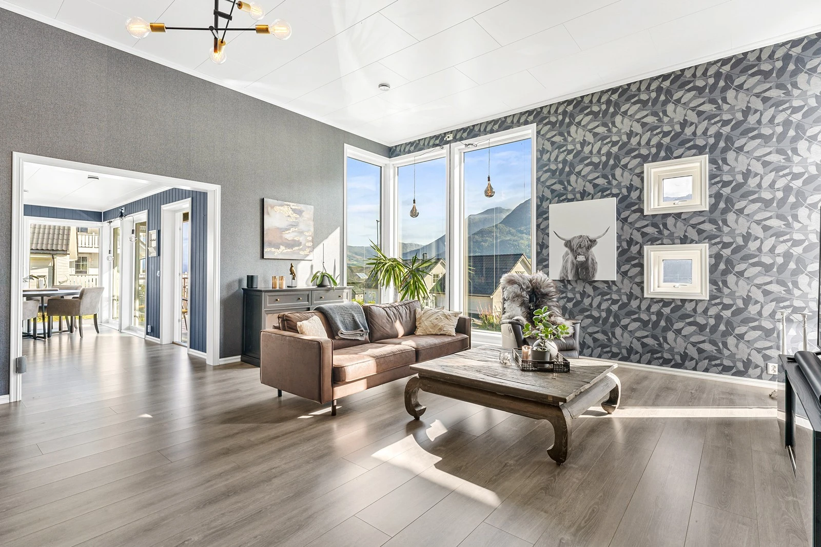 Stuen er lys og åpen med store vindusflater i hjørnet som går fra gulv til himling! Galleribilde