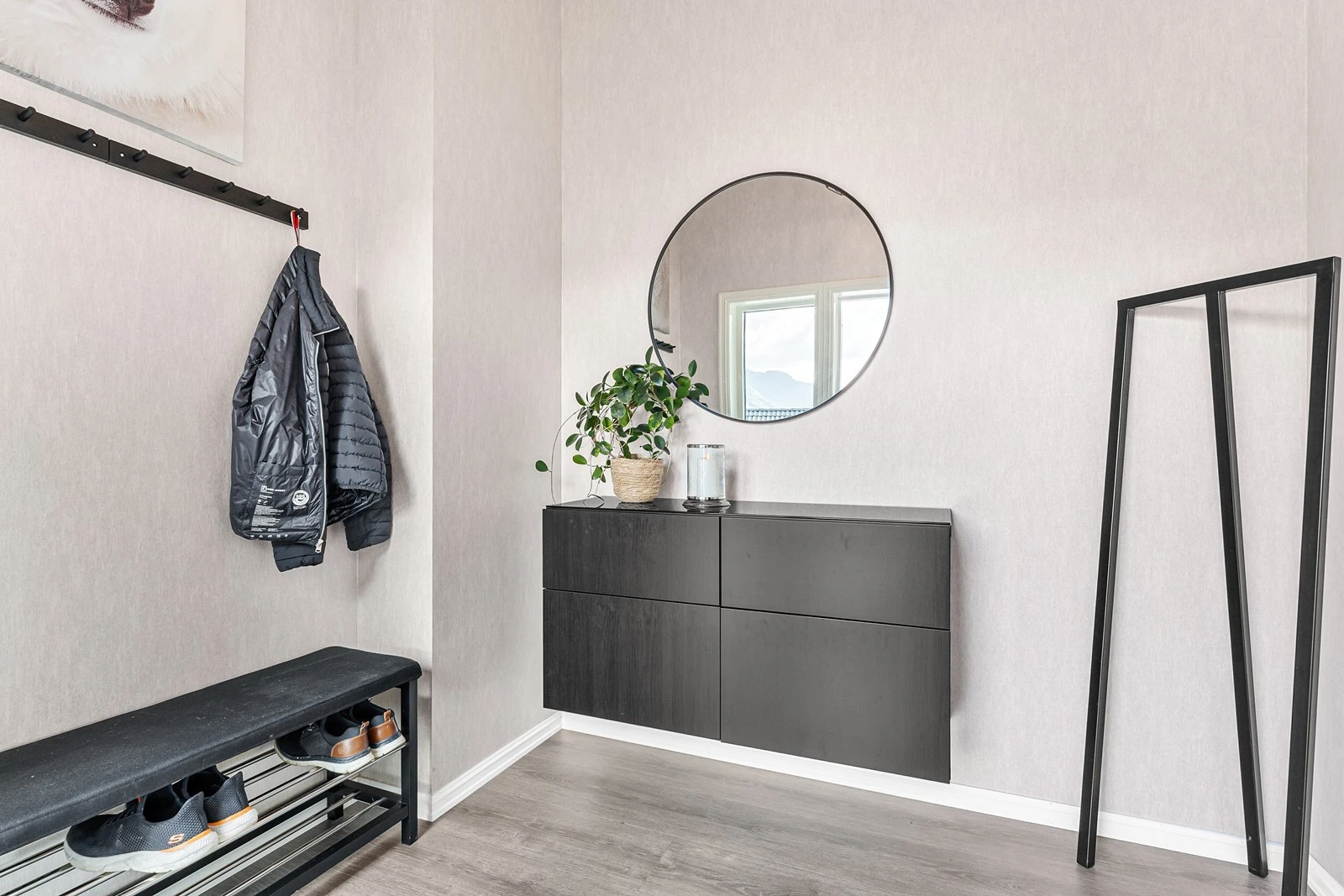 Du legger fort merke til de lekre overflatene, med flott laminatgulv og ellers tapetserte og ferdigmalte plater. Galleribilde