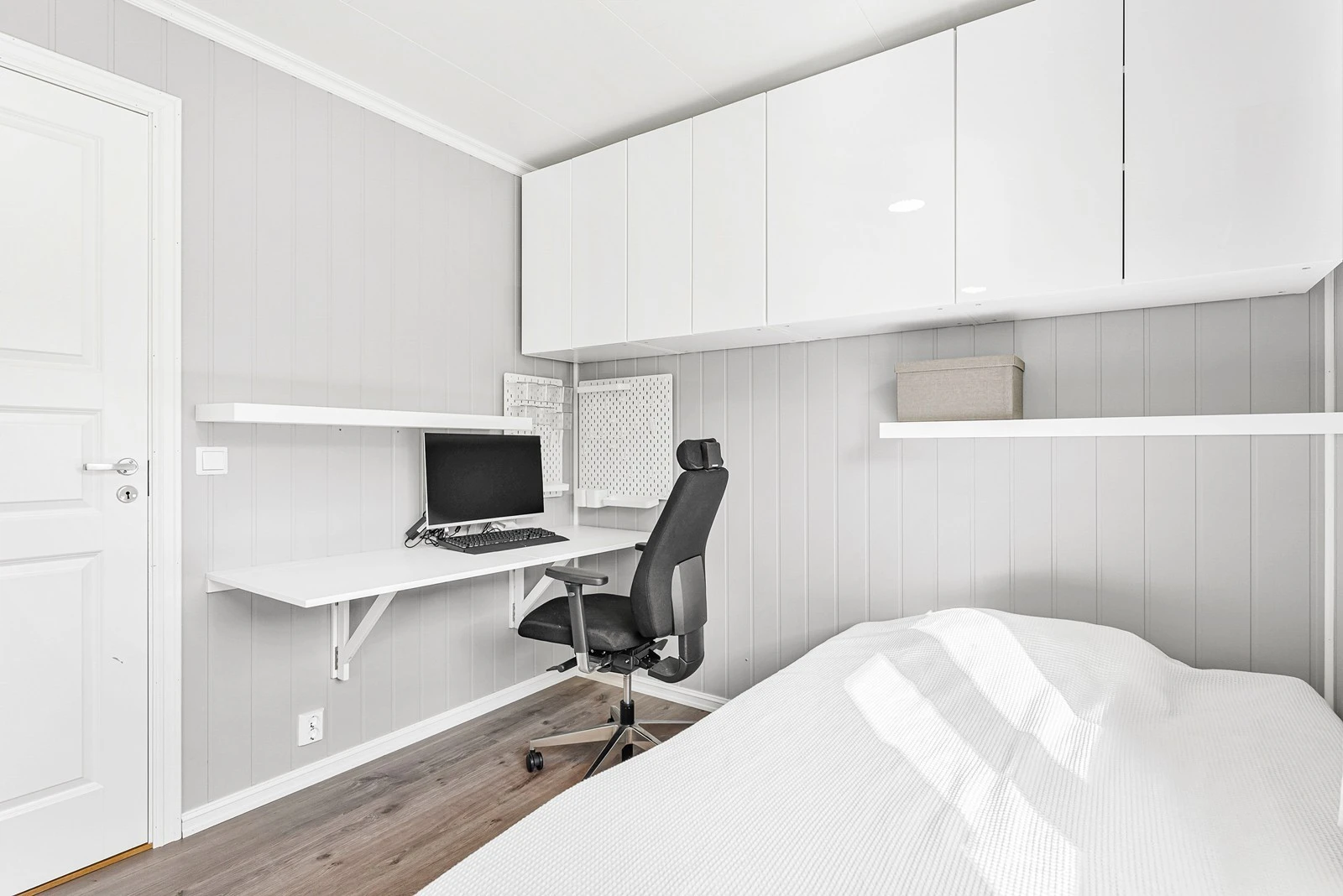 Det andre soverommene er fint innredet og fremstår som velegnet som barnerom, gjesterom eller kontor. Galleribilde