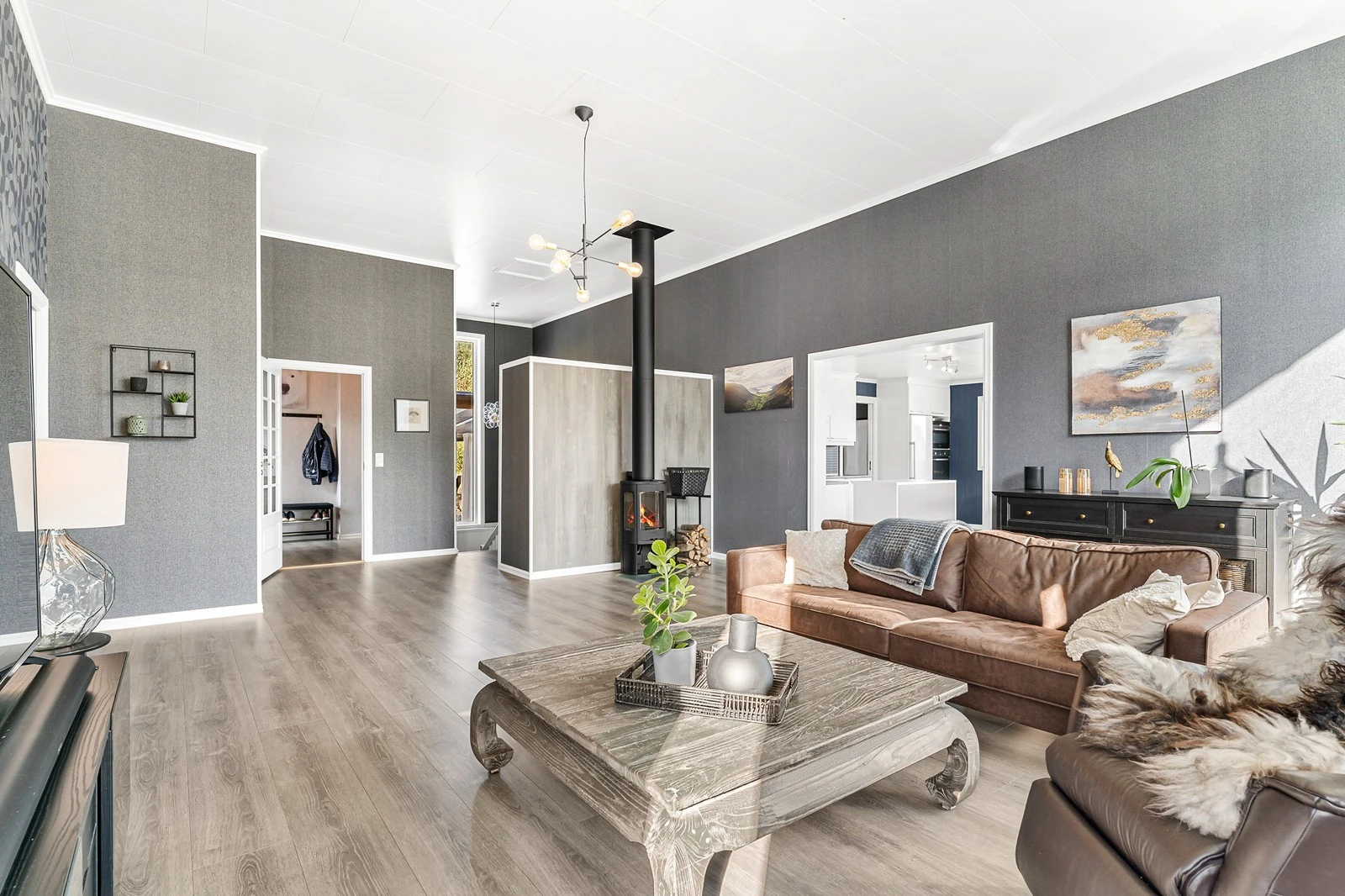 Etasjen har oppvarming via varmepumpe (trappeløp) og ildsted som varmer godt og effektivt. Galleribilde