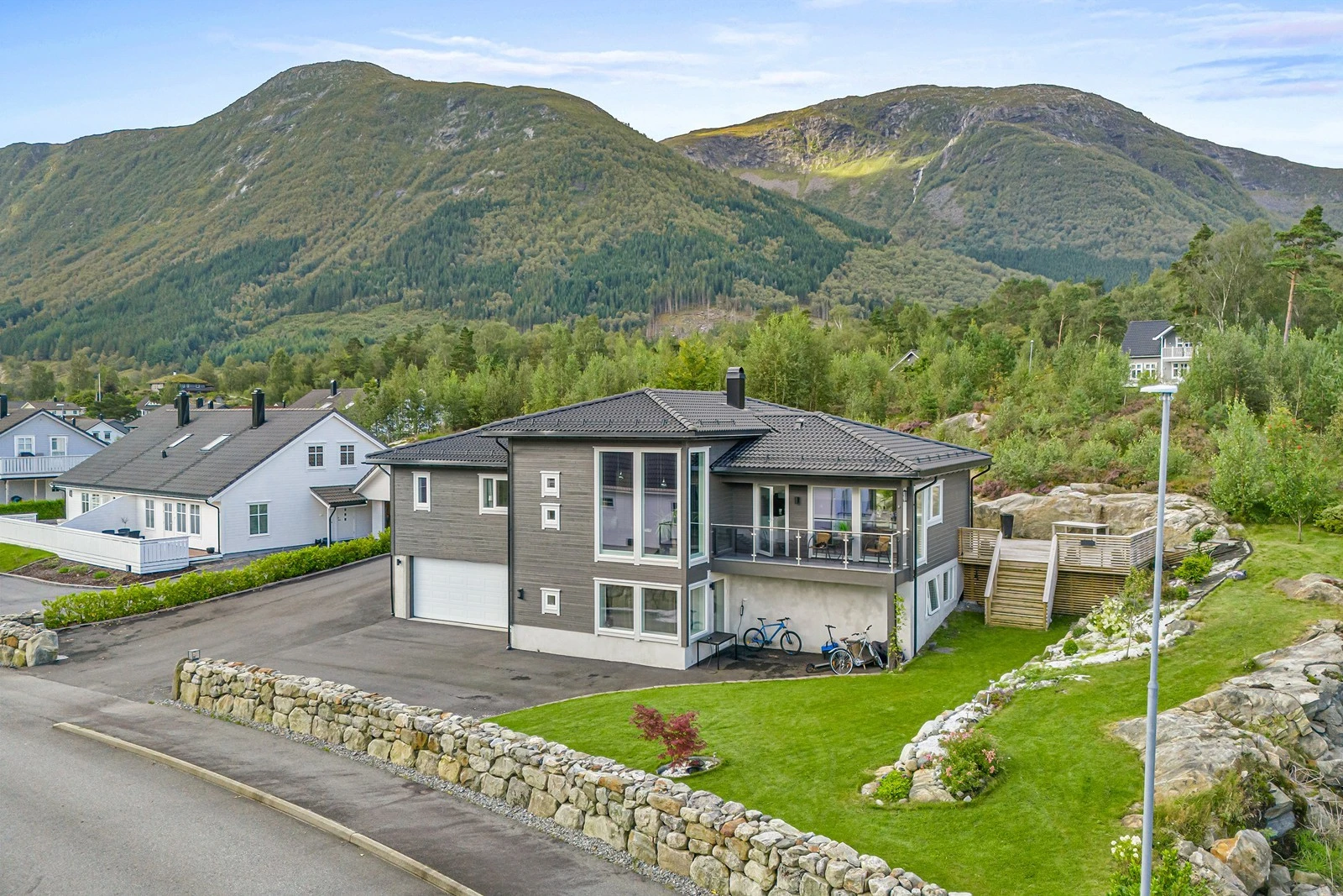 Til idylliske Rosendal er det ca. 8 minutters kjøring hvor man finner dagligvarebutikker, spisesteder, bensinstasjon m.m. Galleribilde