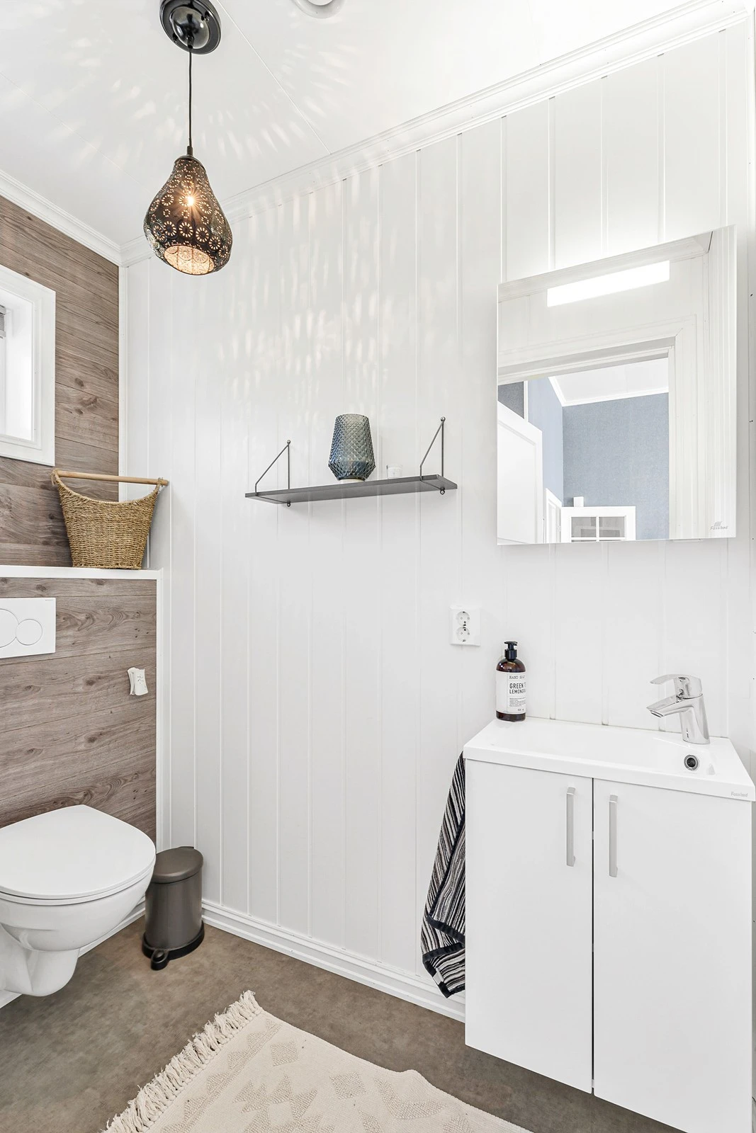 Det er også gjestetoalett, praktisk plassert nær inngangspartiet. Galleribilde