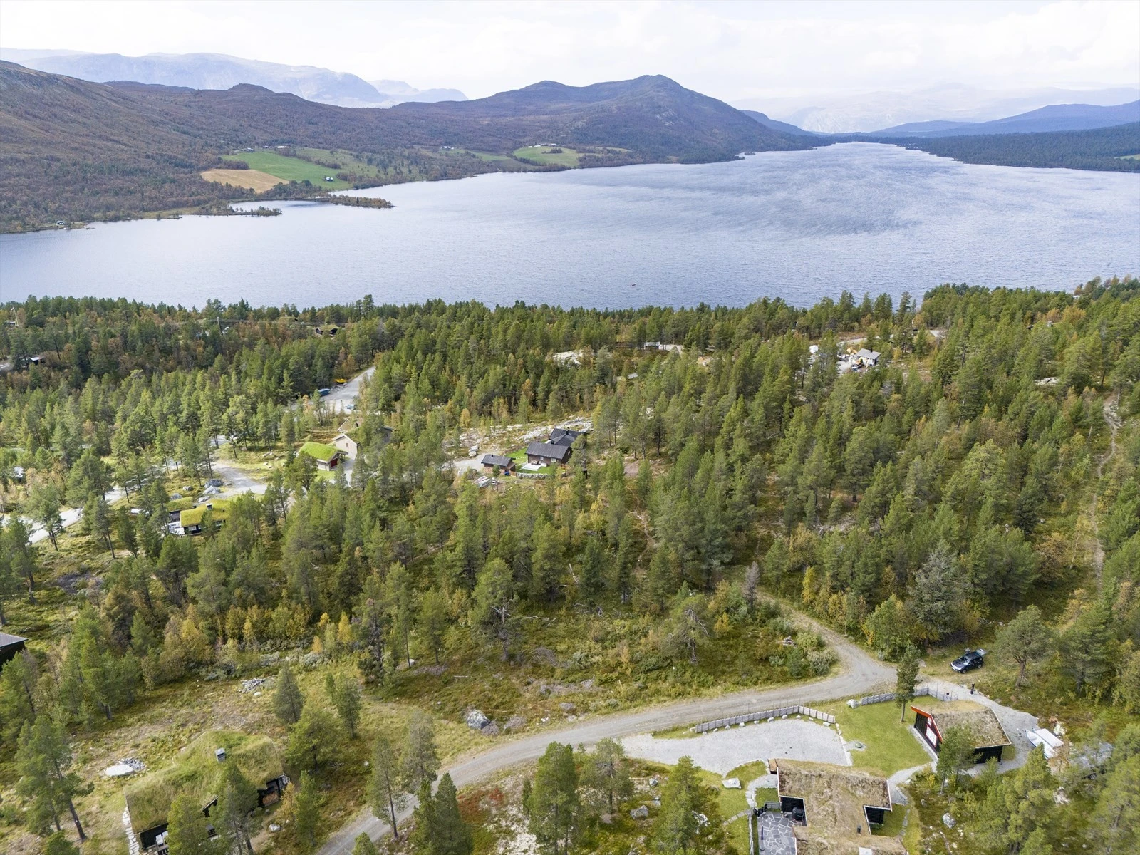 Lemonsjøen er en flott helårsdestinasjon som ligger ved porten til Jotunheimen, og vil være et perfekt utgangspunkt for deg som ønsker både løypenettet og alpinbakken i kort avstand til hytta. Galleribilde