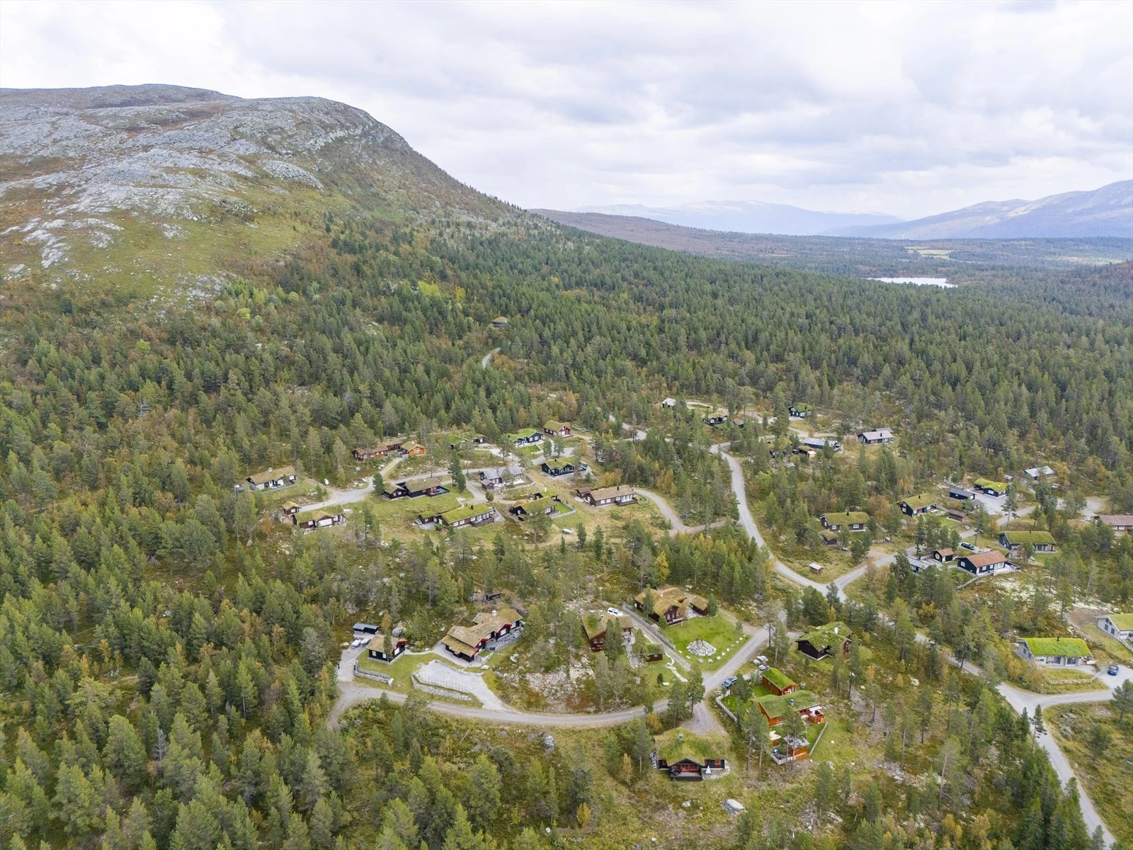 Tomten ligger særdeles fint til i et veletablert hyttefelt på Lemonsjøen. Den ligger helt i enden av veien, slik at det ikke vil være noen gjennomgangstrafikk forbi hytta. Galleribilde