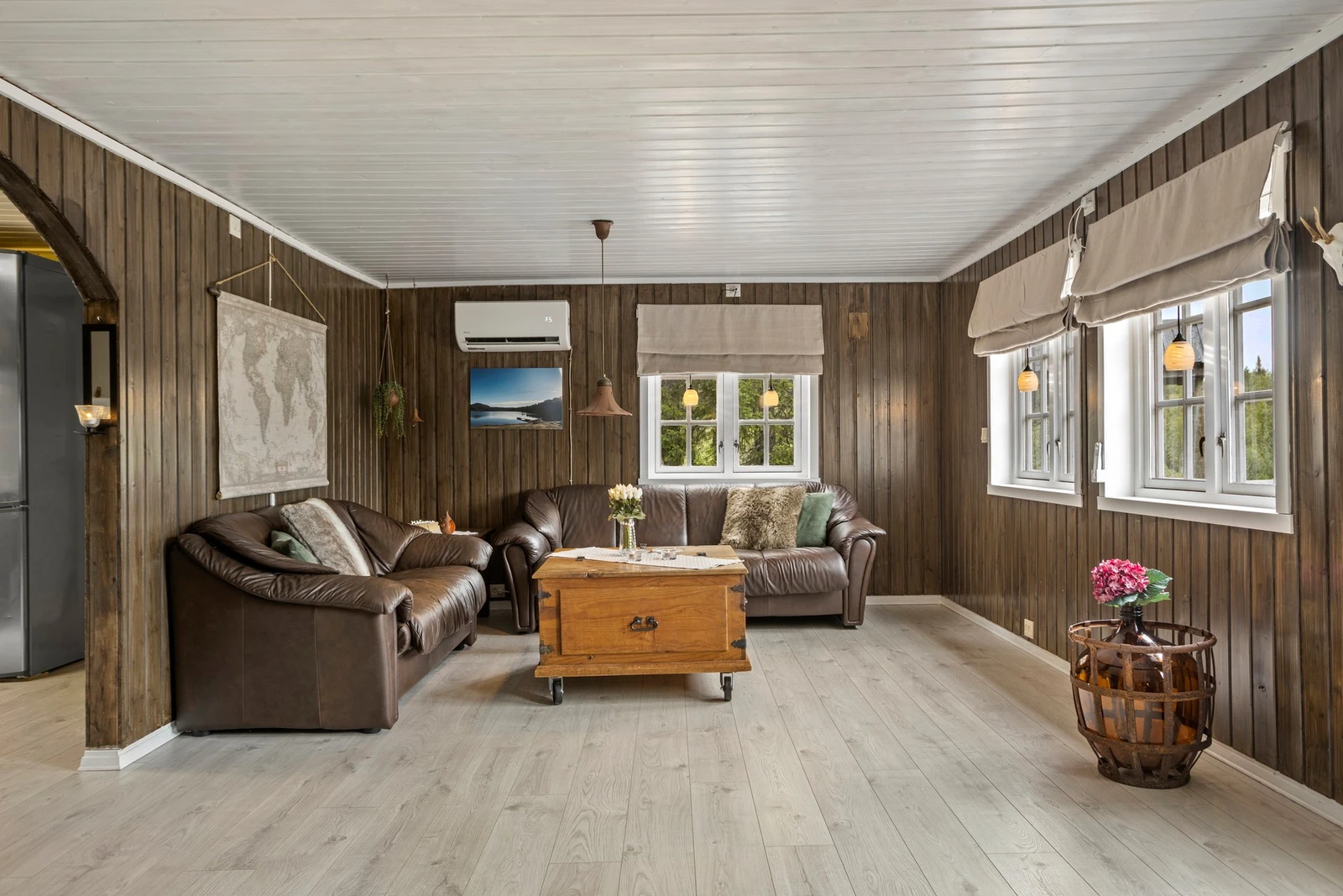 Hytta har oppvarming fra varmepumpe (2019), vedfyring og elektrisitet Galleribilde