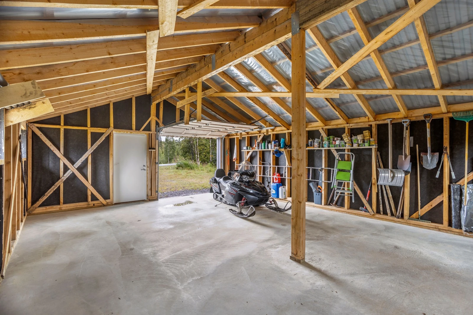 Garasje - 46 kvm. God plass til det man måtte trenge av utstyr, samt bil og snøscooter. Galleribilde