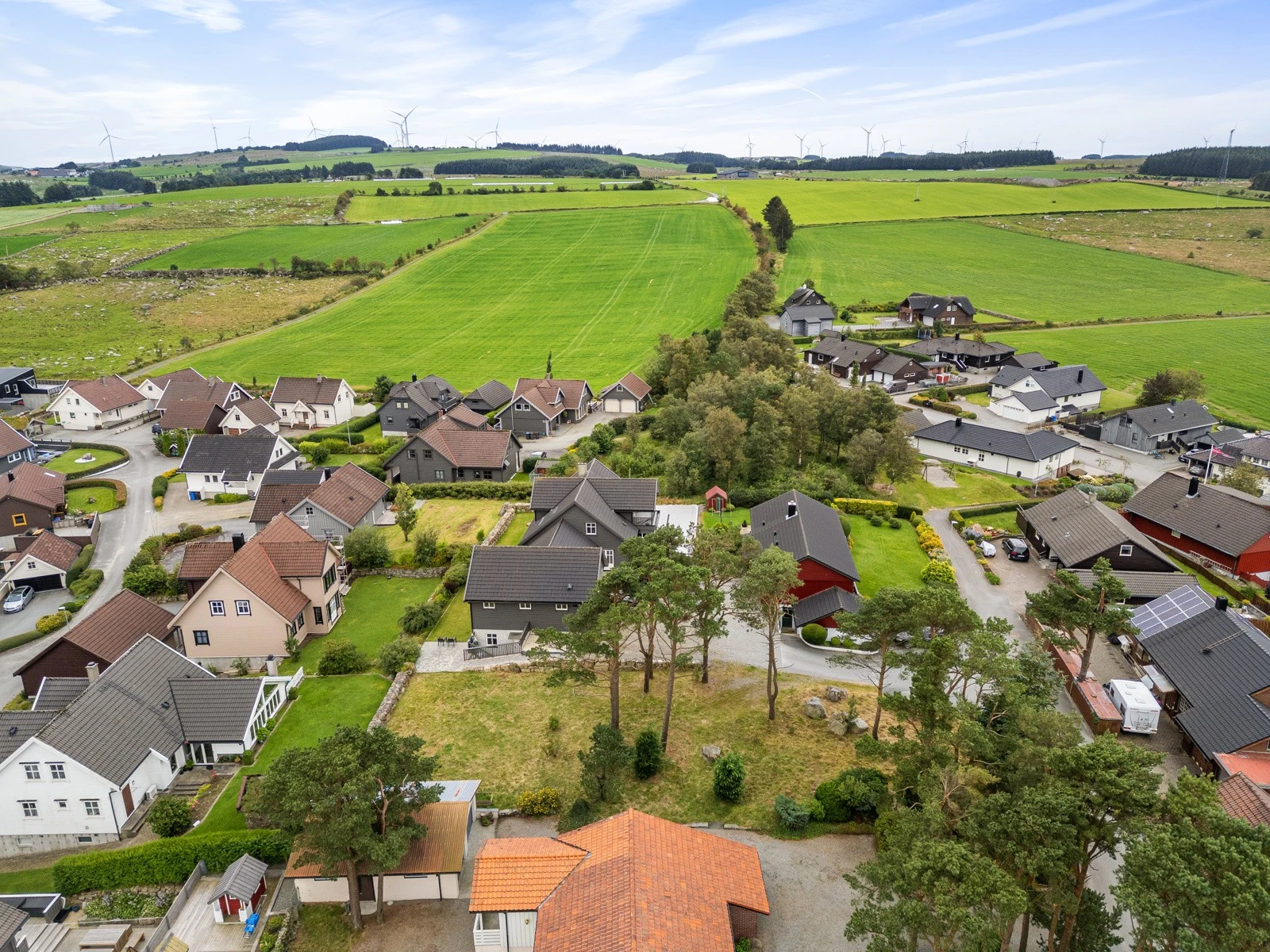 Fra eiendommen er det gangavstand til Knudaheio, kunstnerhjemmet etter forfatteren Arne Garborg. Galleribilde