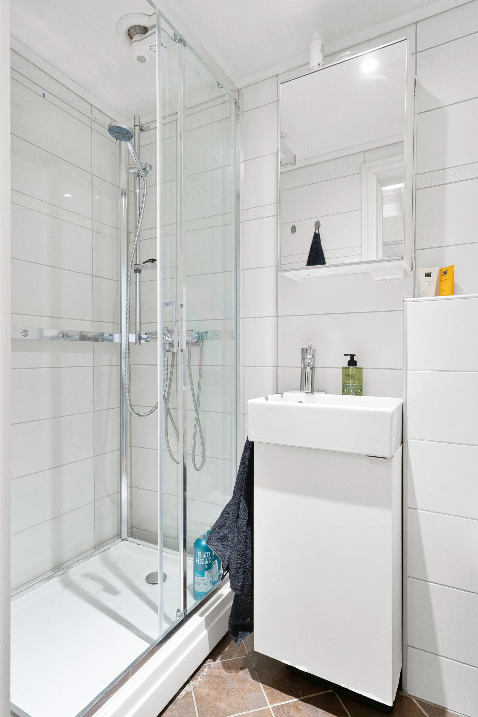 Innredet med både toalett og dusj, samt servantinnredning med speil. Galleribilde