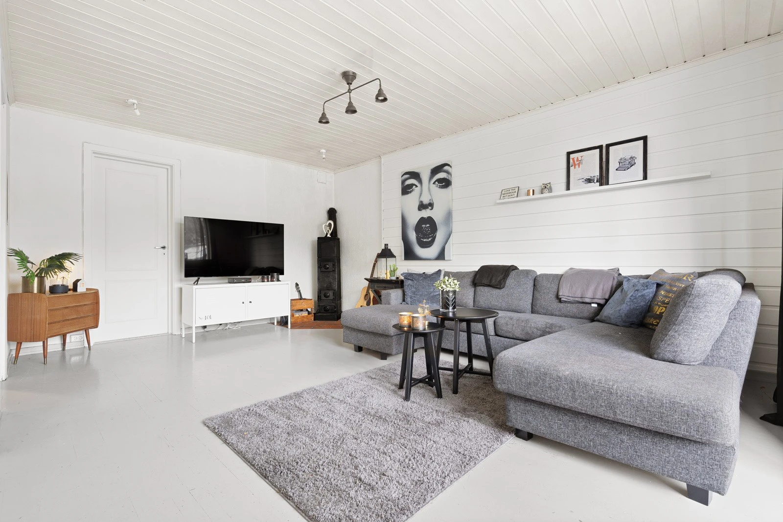 Stuen er malt i lyse og nøytrale farger, som setter et fint preg over leiligheten. Galleribilde