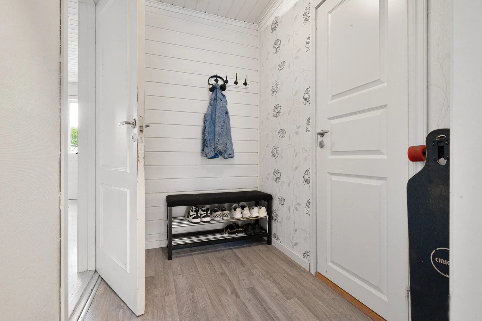 Lys og fin entre, direkte tilgang til stue og bad. Galleribilde