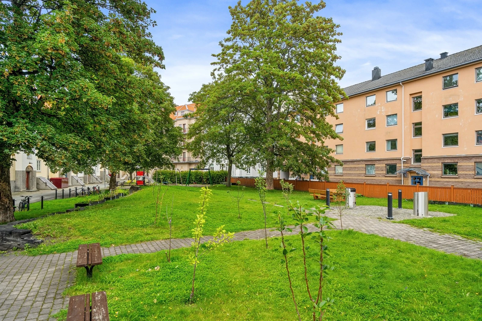 Umiddelbar nærhet til Lademoen park, nydelig grøntareal like utenfor leiligheten. Galleribilde