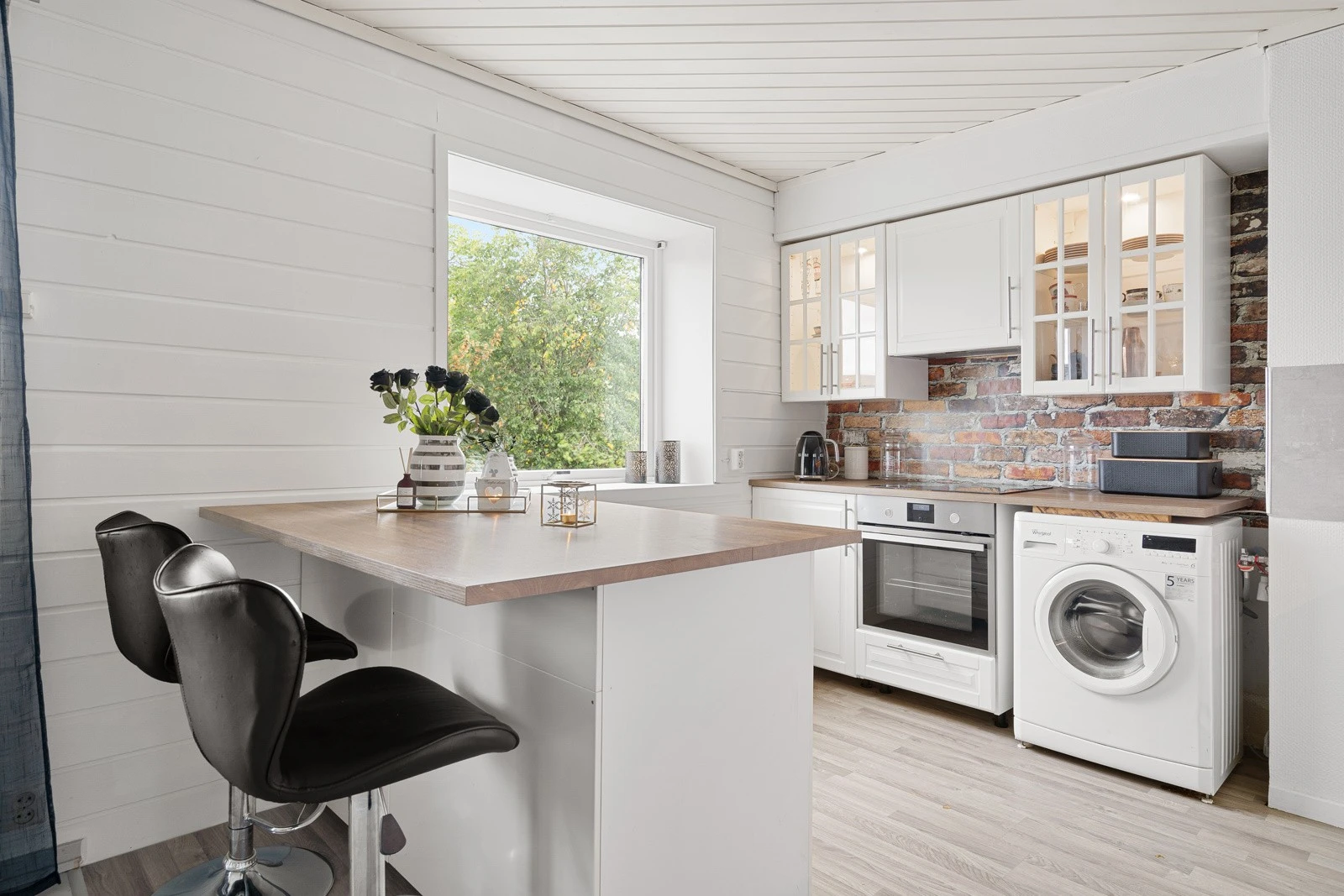 Det er opplegg for vaskemaskin under kjøkkenbenken. Galleribilde