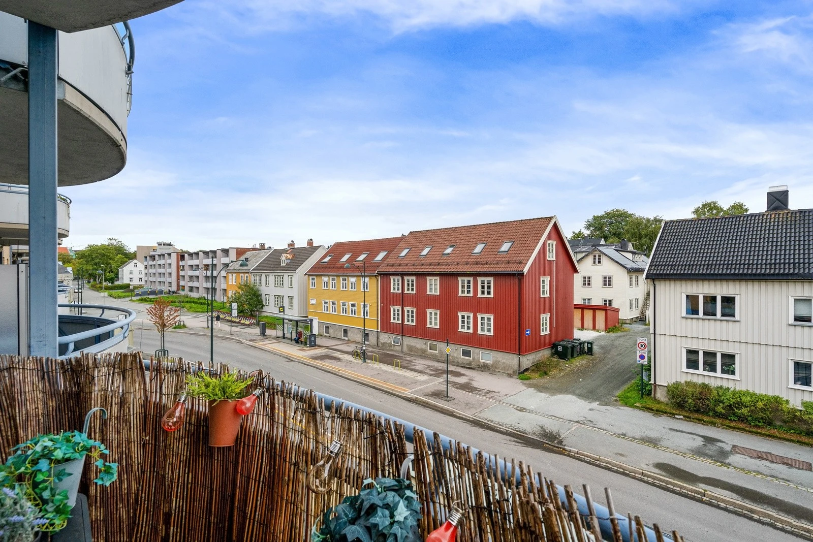 Sentral beliggenhet med busstopp like ved, gode kollektivtilbud i området. Galleribilde