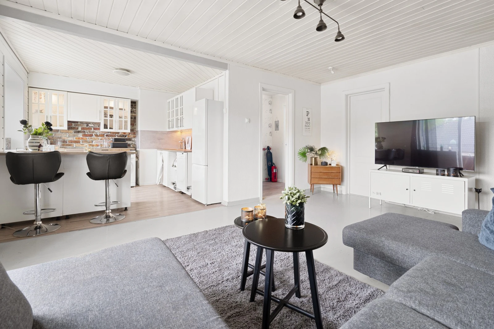 Stue og kjøkken har en åpen løsning og måler totalt 28,5 kvm. Galleribilde