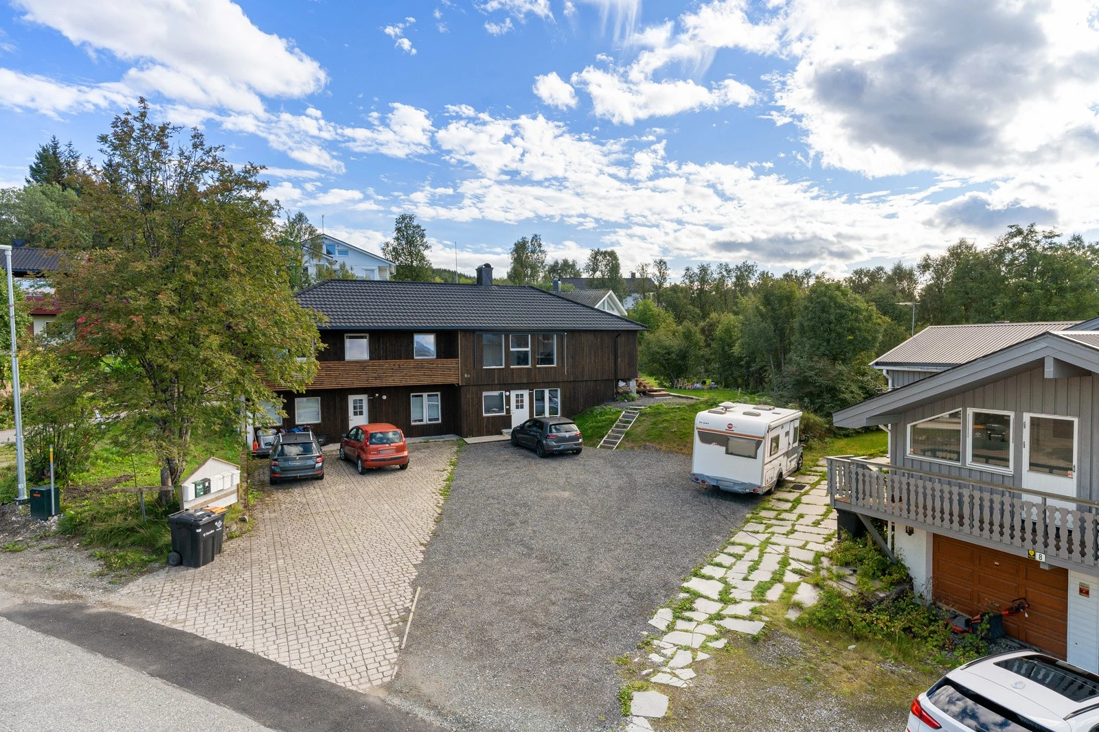 Meget fin beliggenhet i et rolig og barnevennlig område med nærhet til Workinnmarka skole og barnehage - som ligger rett bak eiendommen. Galleribilde