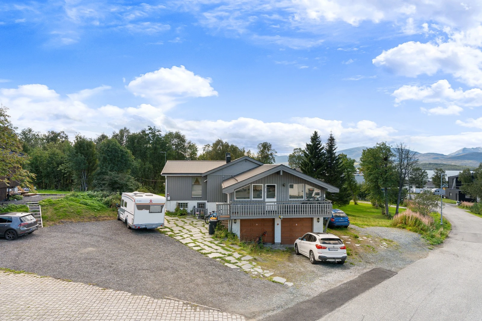 Eiendommen har opparbeidet vei frem til tomtegrensa over naboeiendommen (tinglyst veirett) Galleribilde