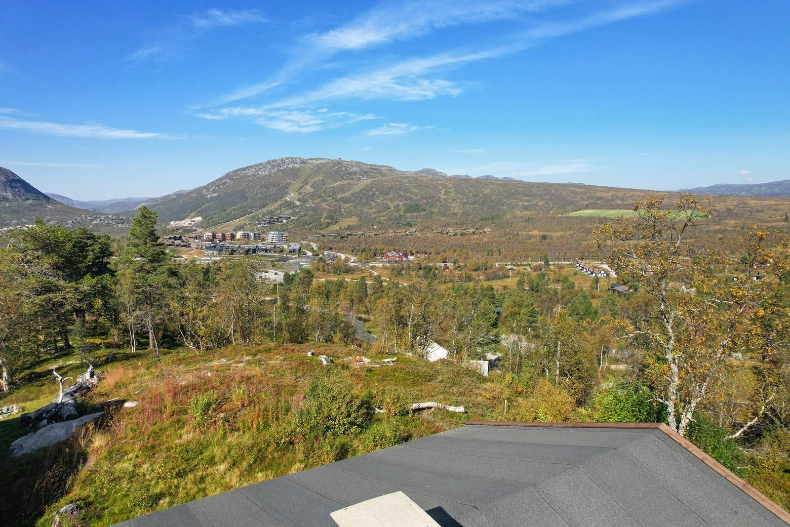 Flott utsikt mot skisenter og Vidmyr. Galleribilde