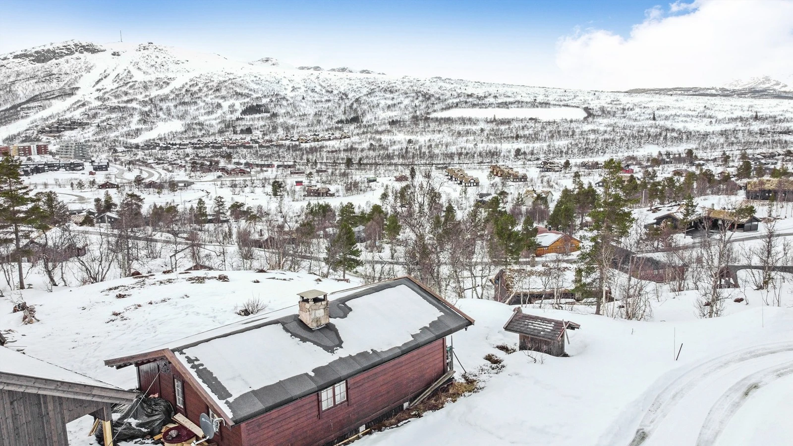 Hartevasslii 24 med skisenteret, Veggine og Vidmyr i bakkant. Galleribilde