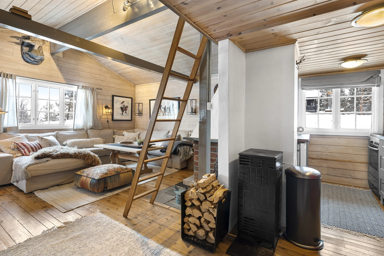 Stue og kjøkken. Trapp til hems. Vedovn. Galleribilde